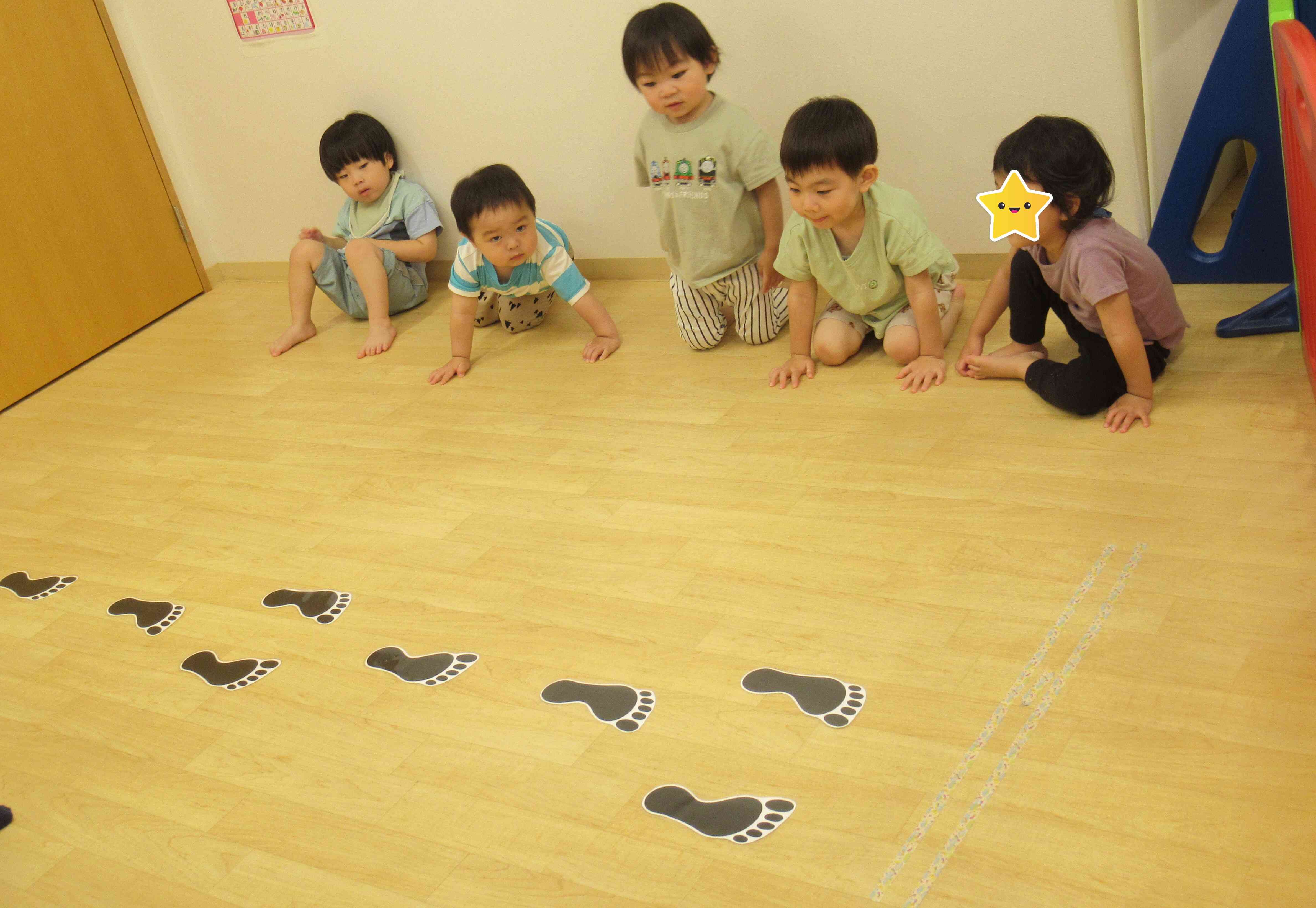 右足と左足、自分の足をのせてみよう！