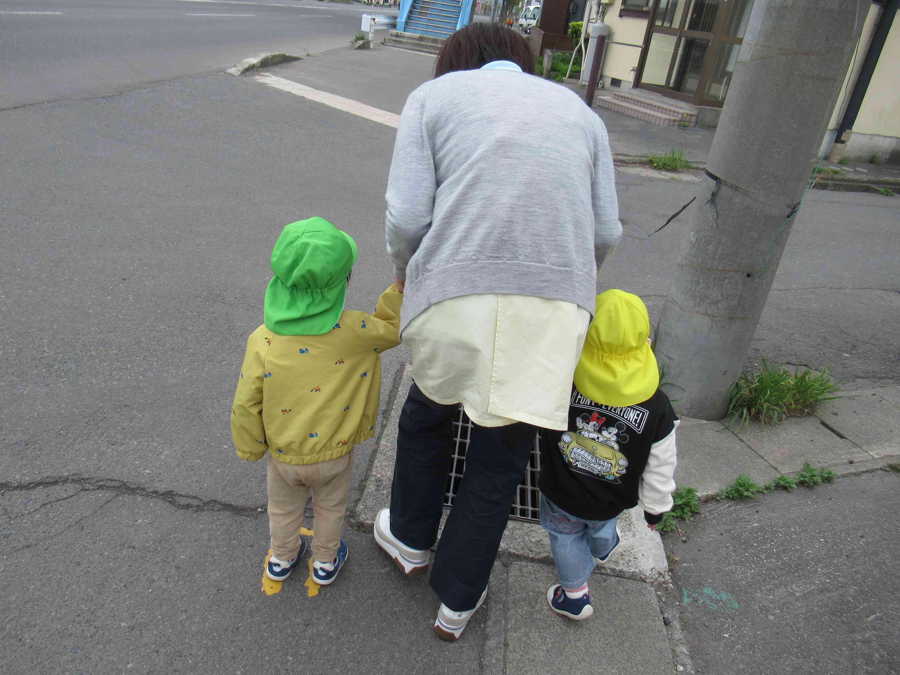 信号のない道路も渡ってみよう