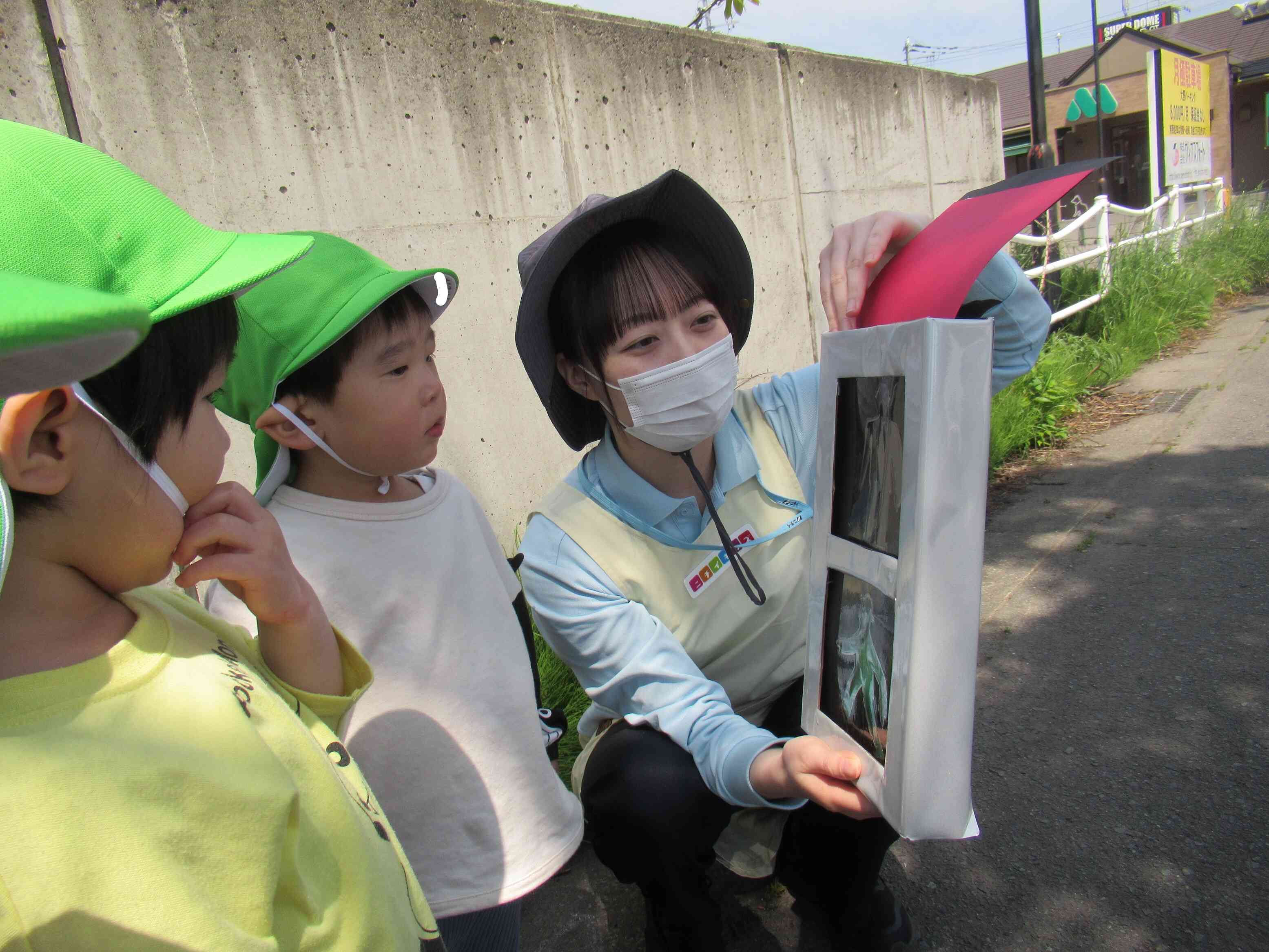 赤は「とまれ」青は「すすめ」