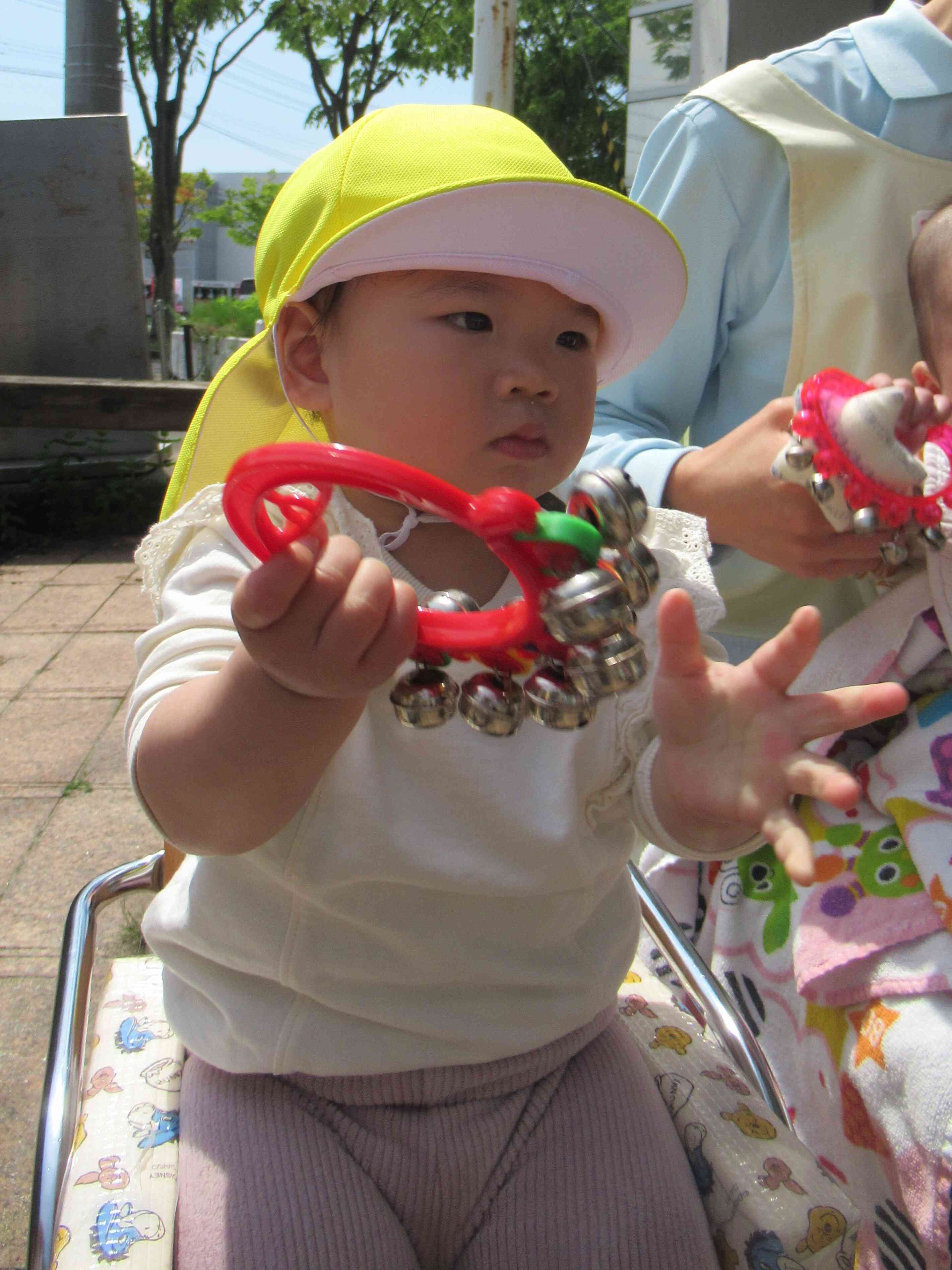 聴くことに集中！真剣なお顔ですね。
