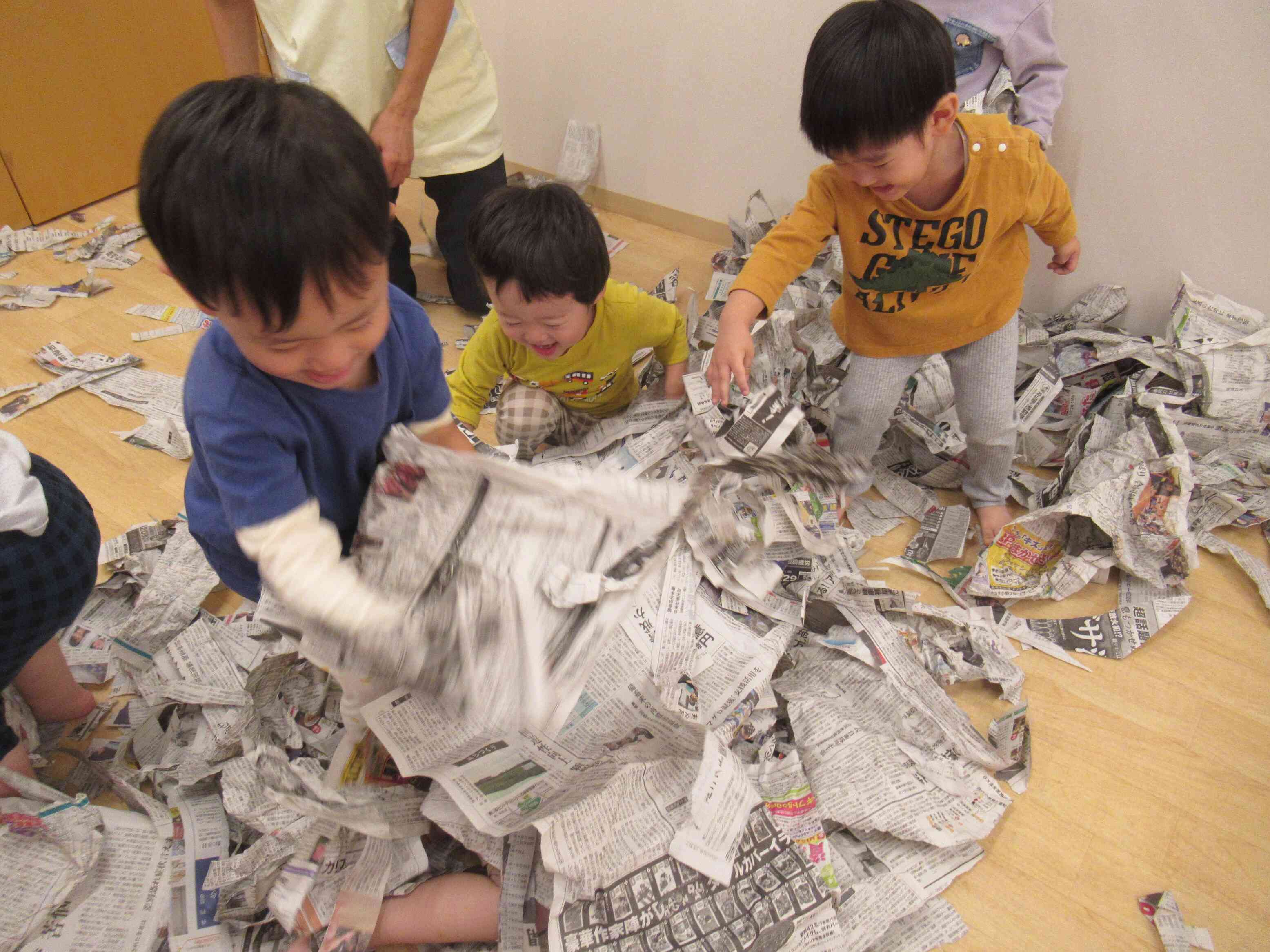 今日は新聞紙遊びからスタート！