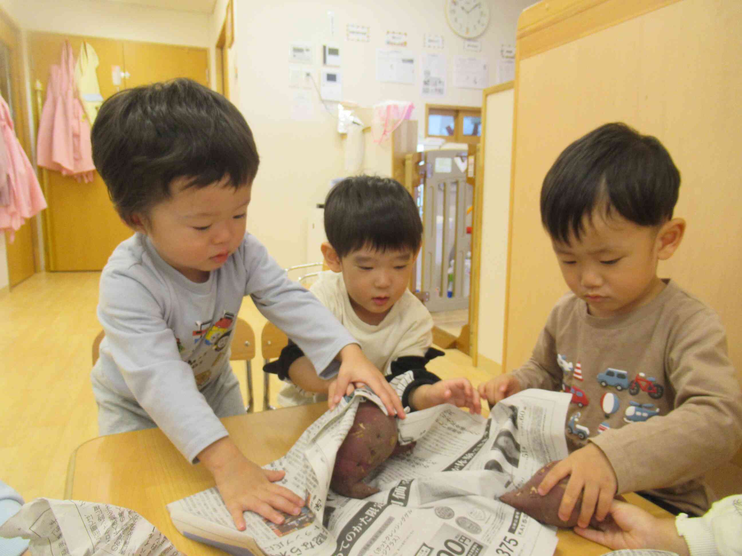 新聞紙のお布団で寝かせましょう