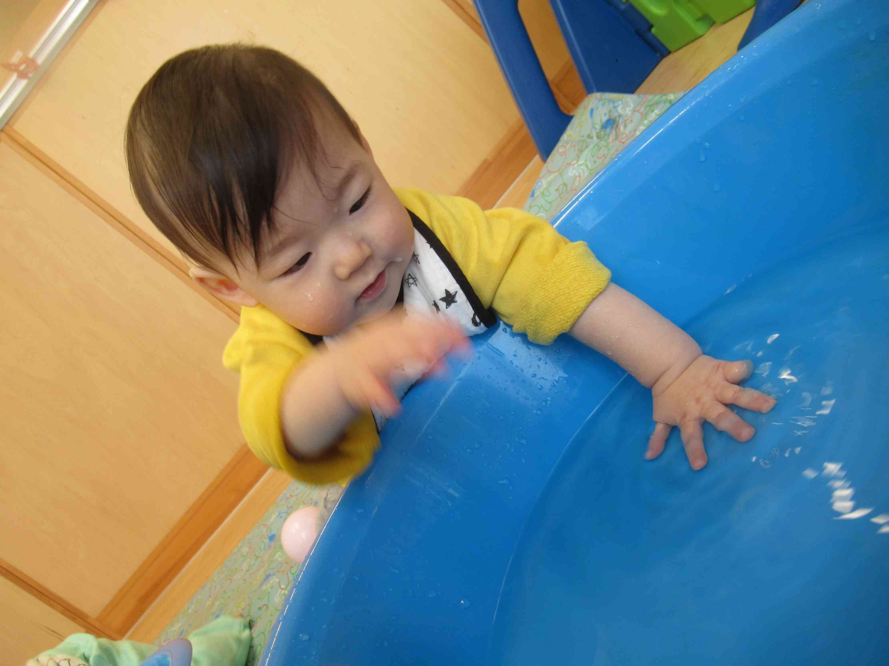 感覚遊び「お湯」