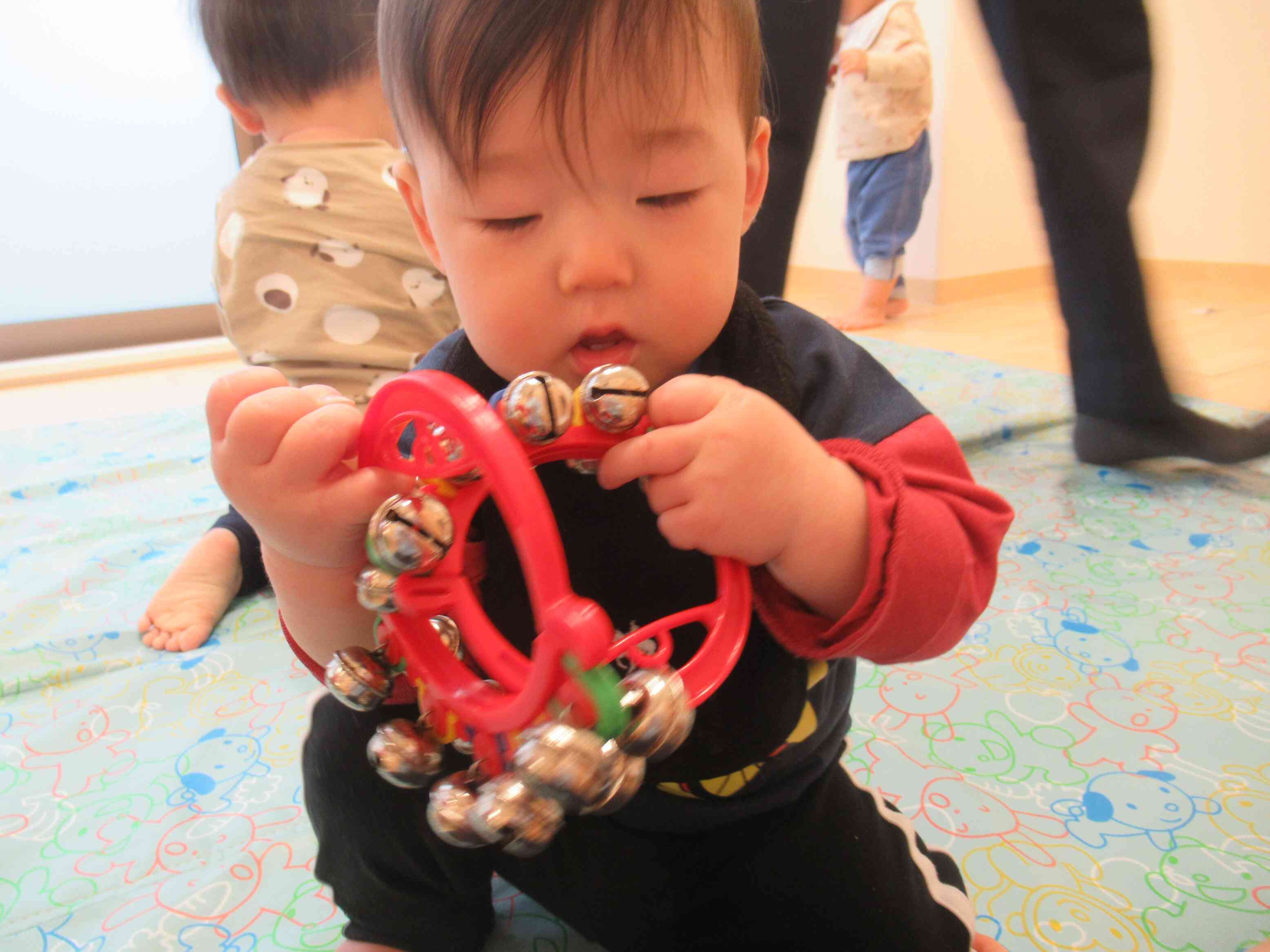 ひよこ組さんは「楽器遊び」