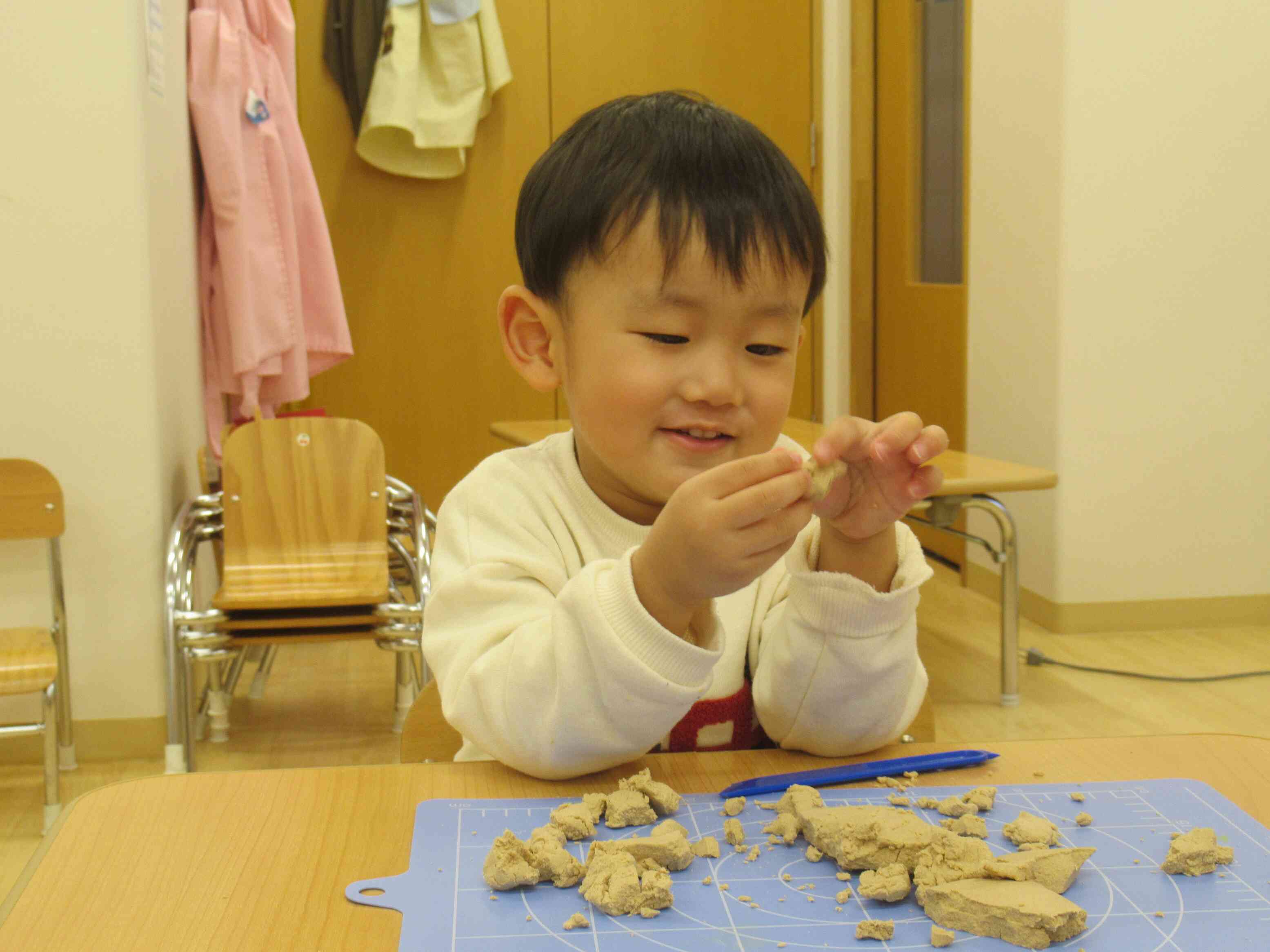 うさぎ組さんの粘土あそび（2歳児クラス）