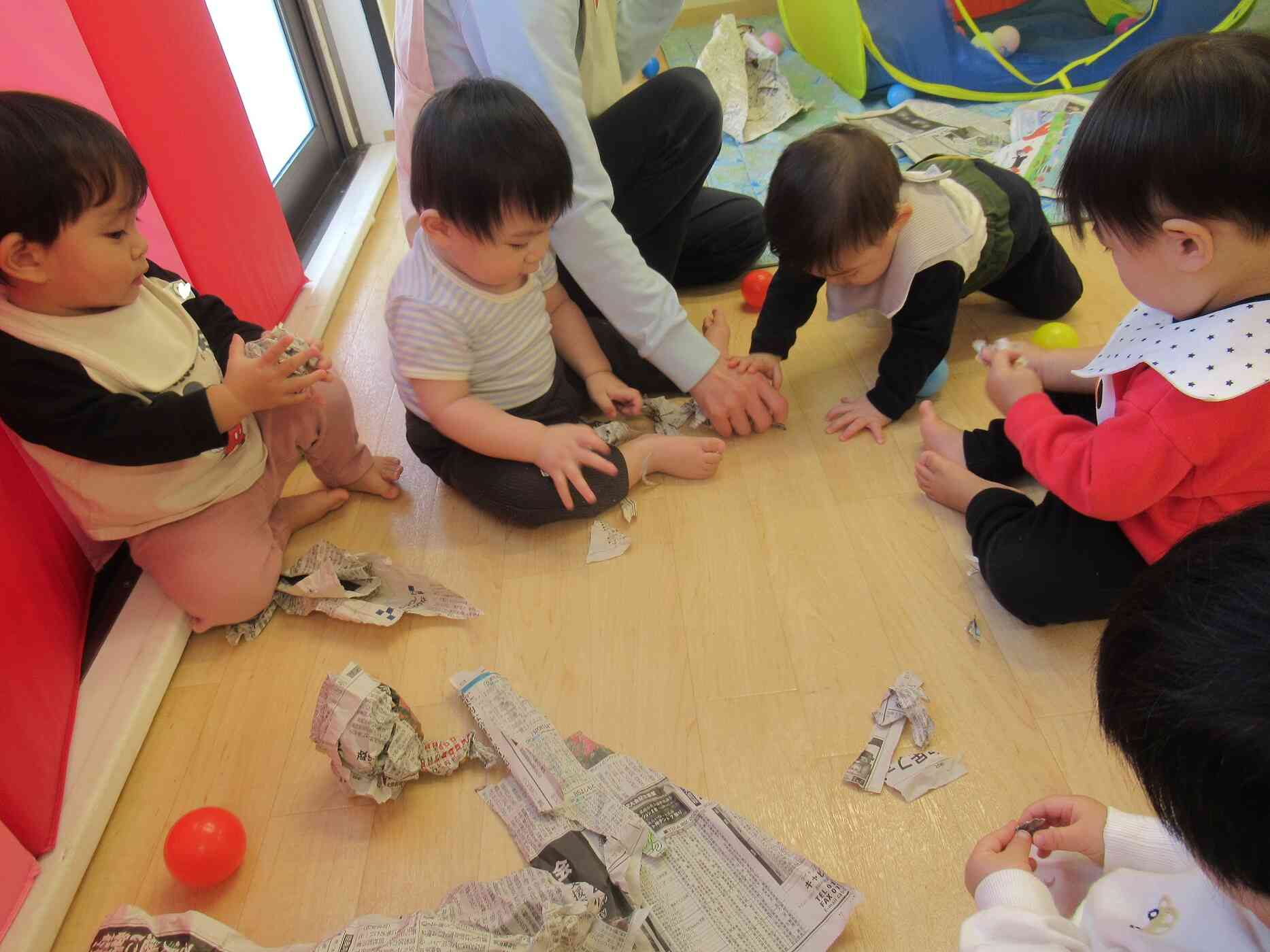 ひよこ組（0歳児クラス）も新聞紙遊びにチャレンジ！