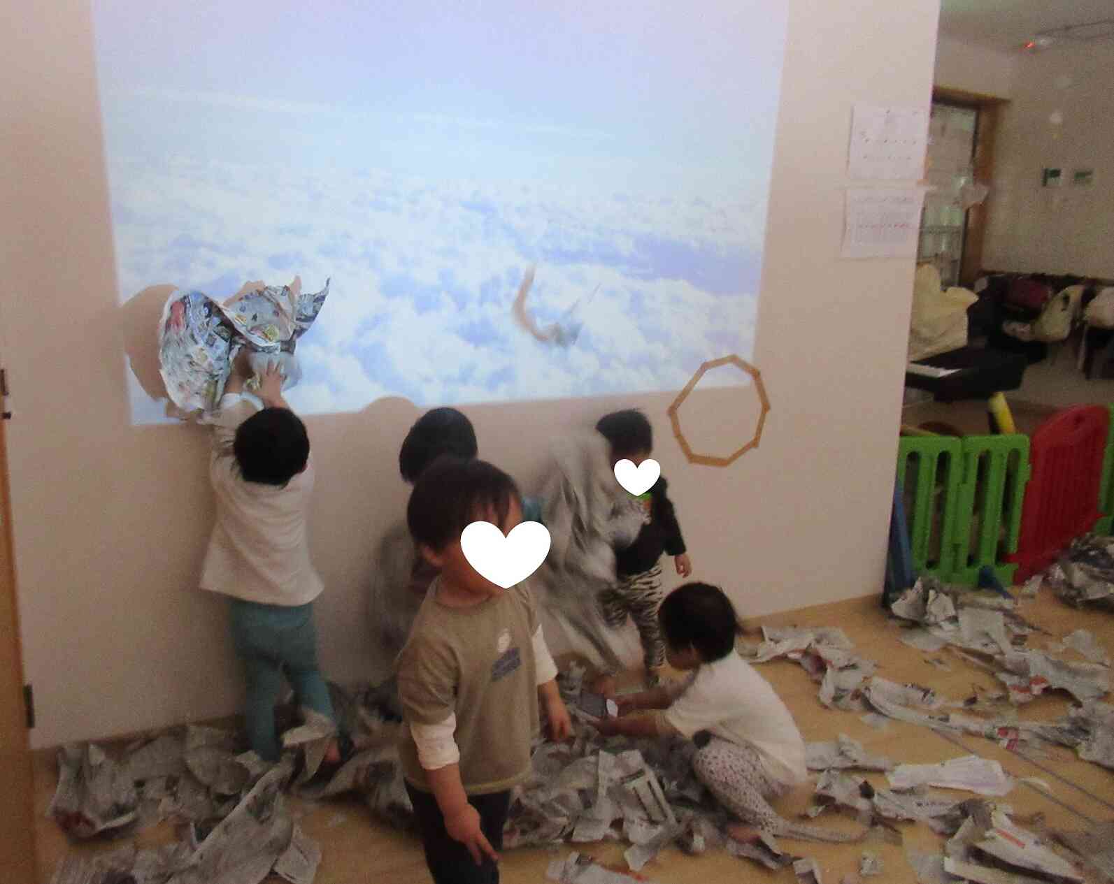 きょうの新聞紙遊びは雲の上！