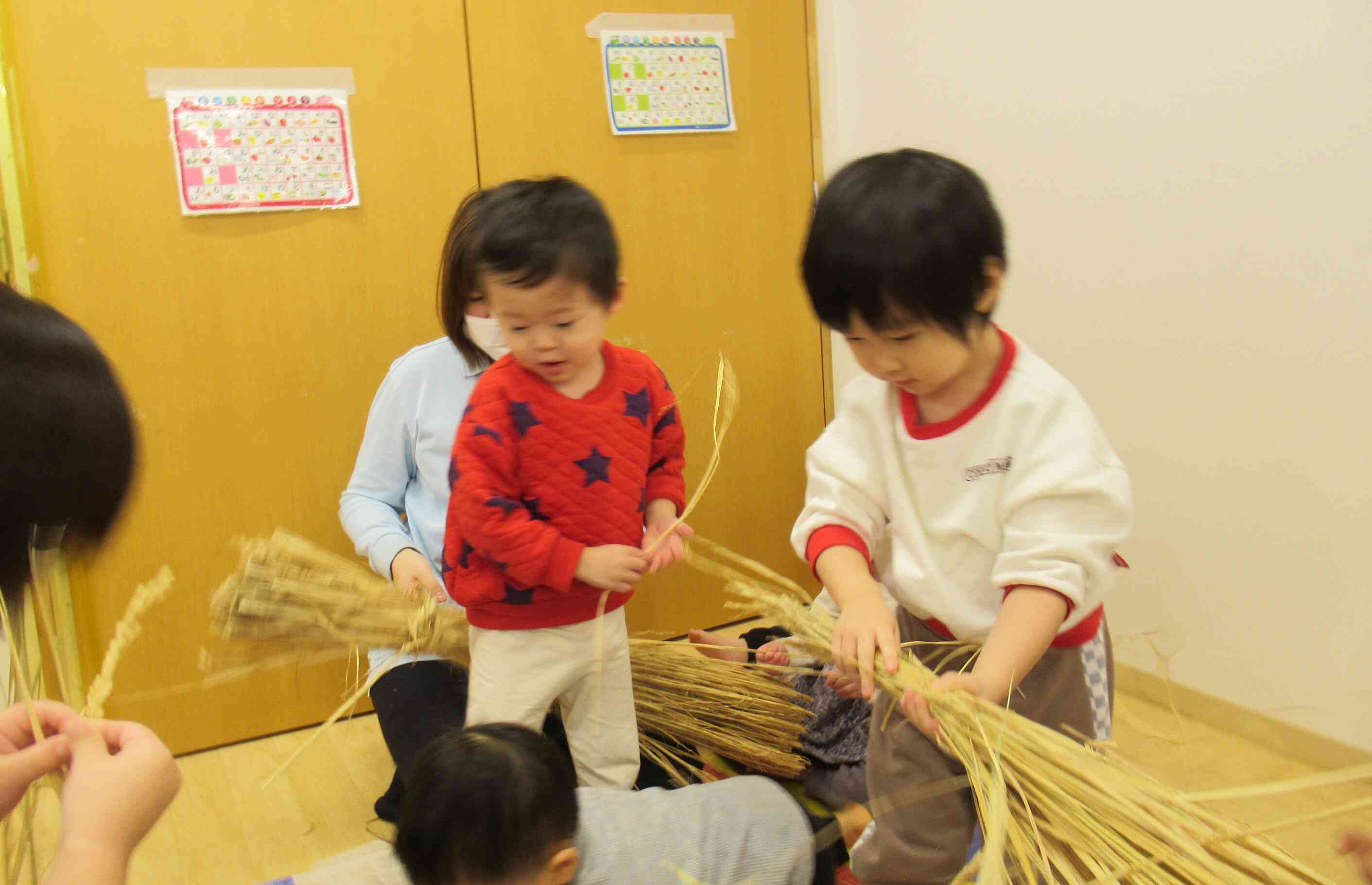 踏んで、握って、においをかいで。