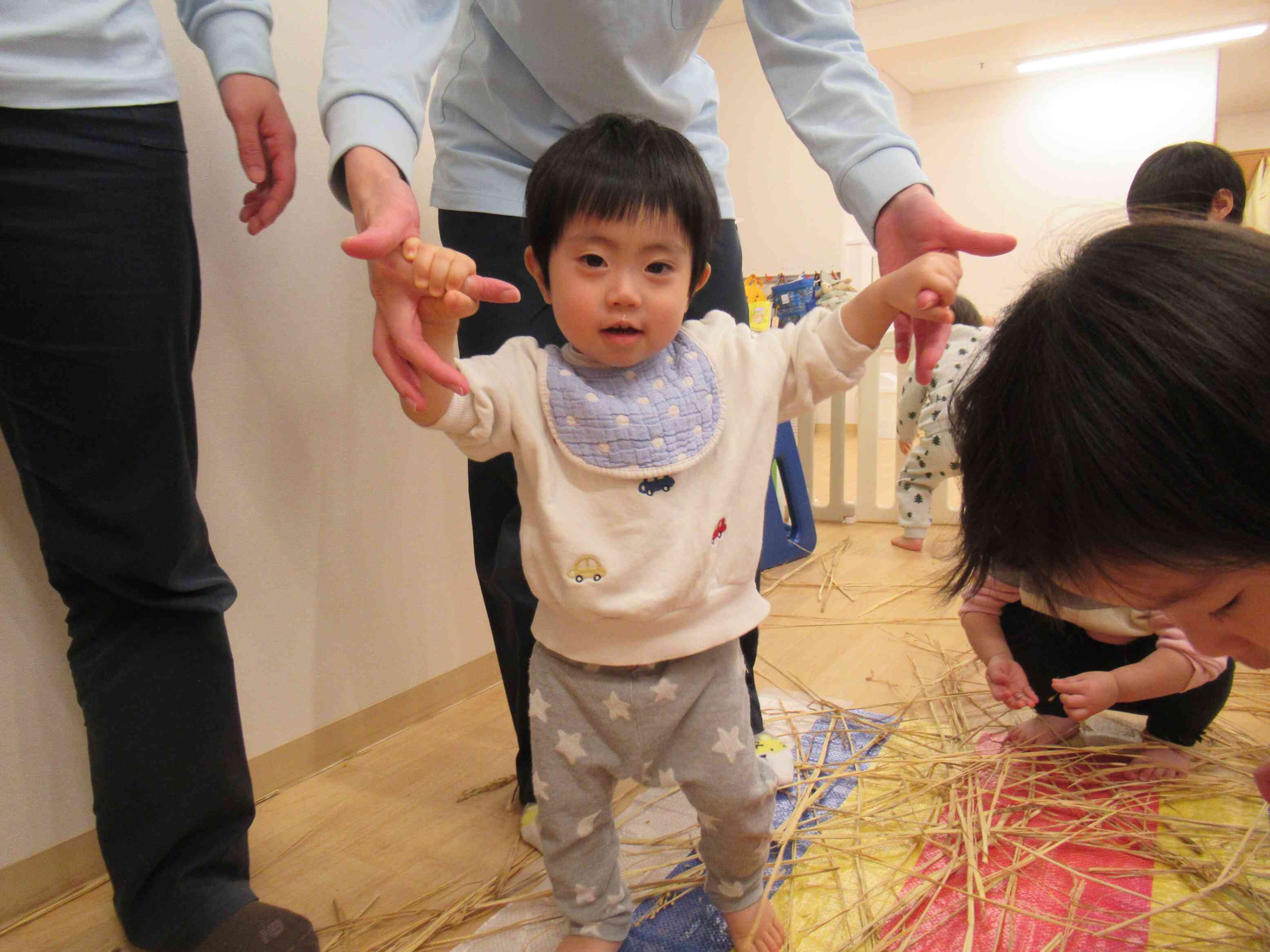 ひよこ組さんも裸足で感触遊び