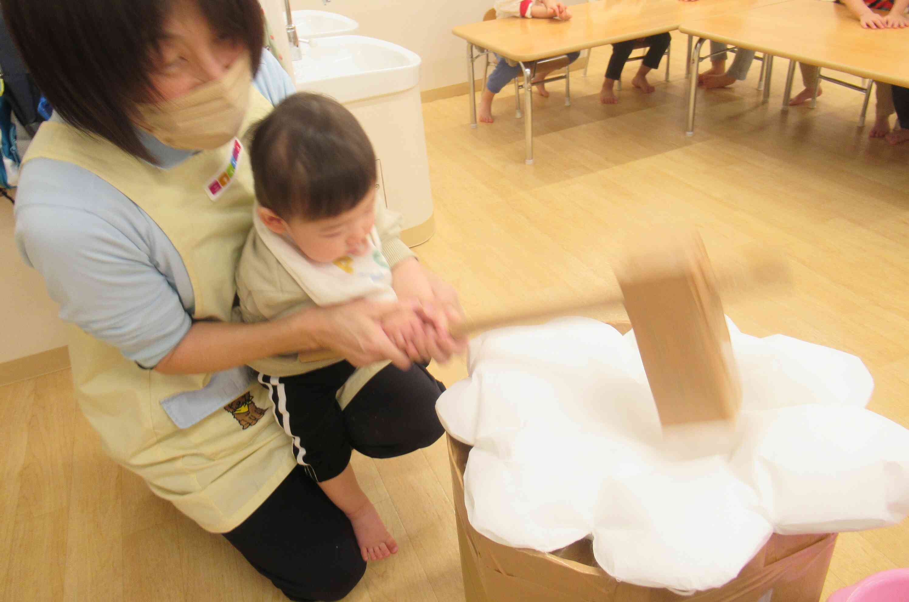 ひよこ組さんも餅つき体験