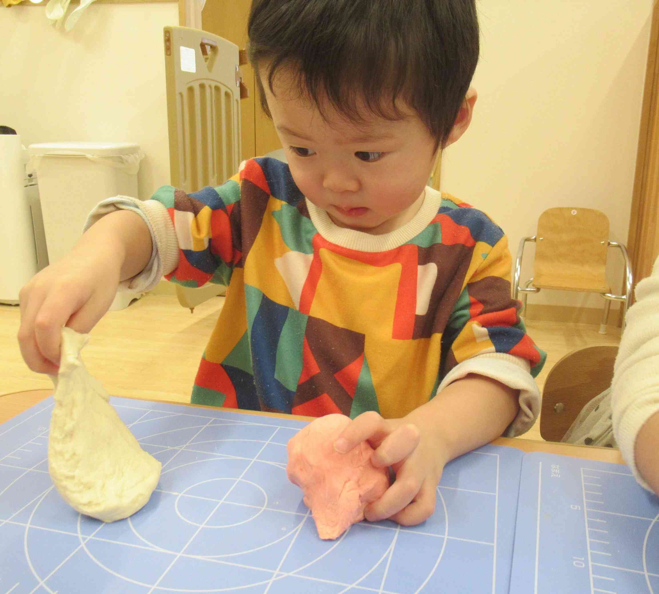 紅白のお餅に見立てた小麦粉粘土遊び