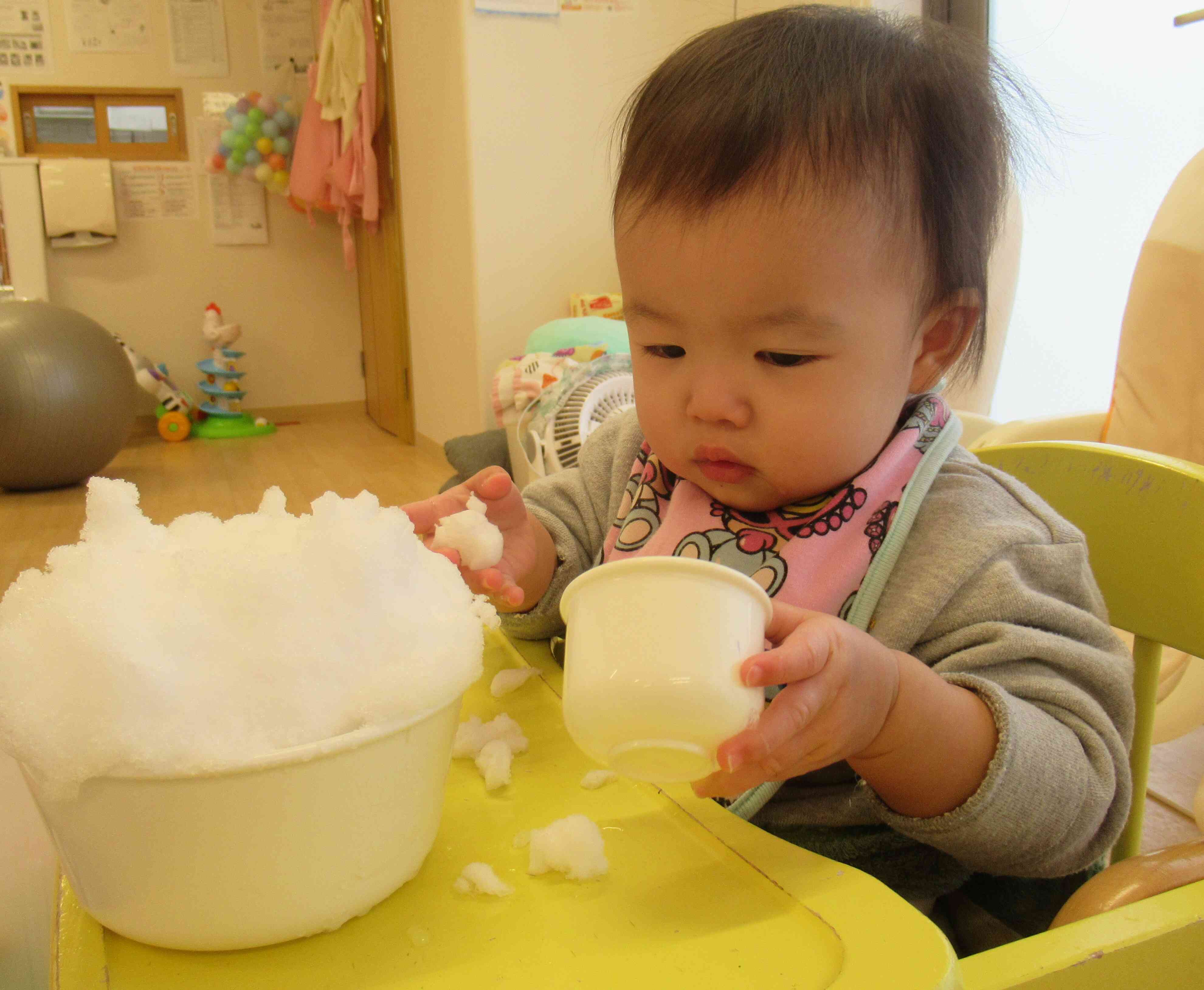 ひよこ組さんの感触遊び
