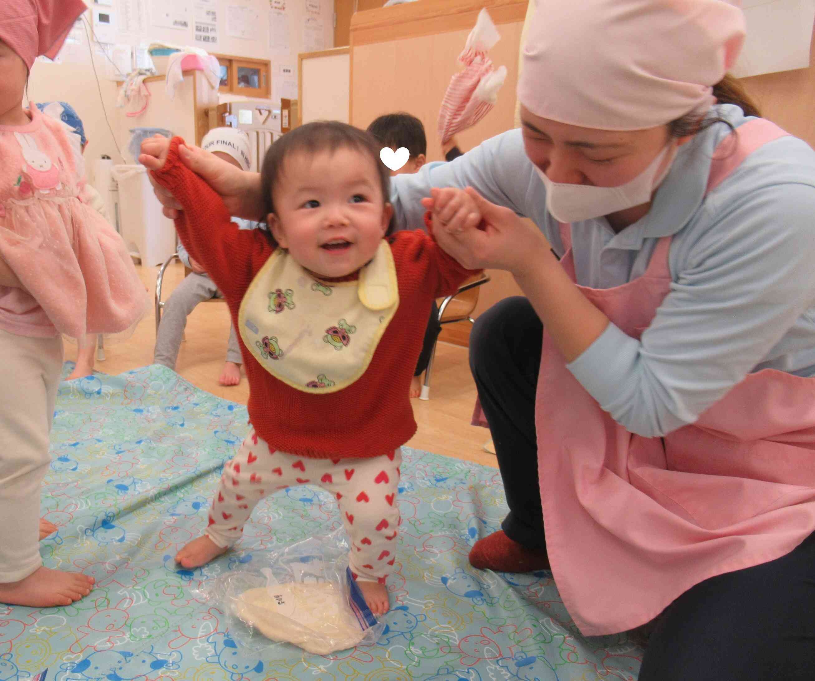 ひよこ組さんもふみふみ。