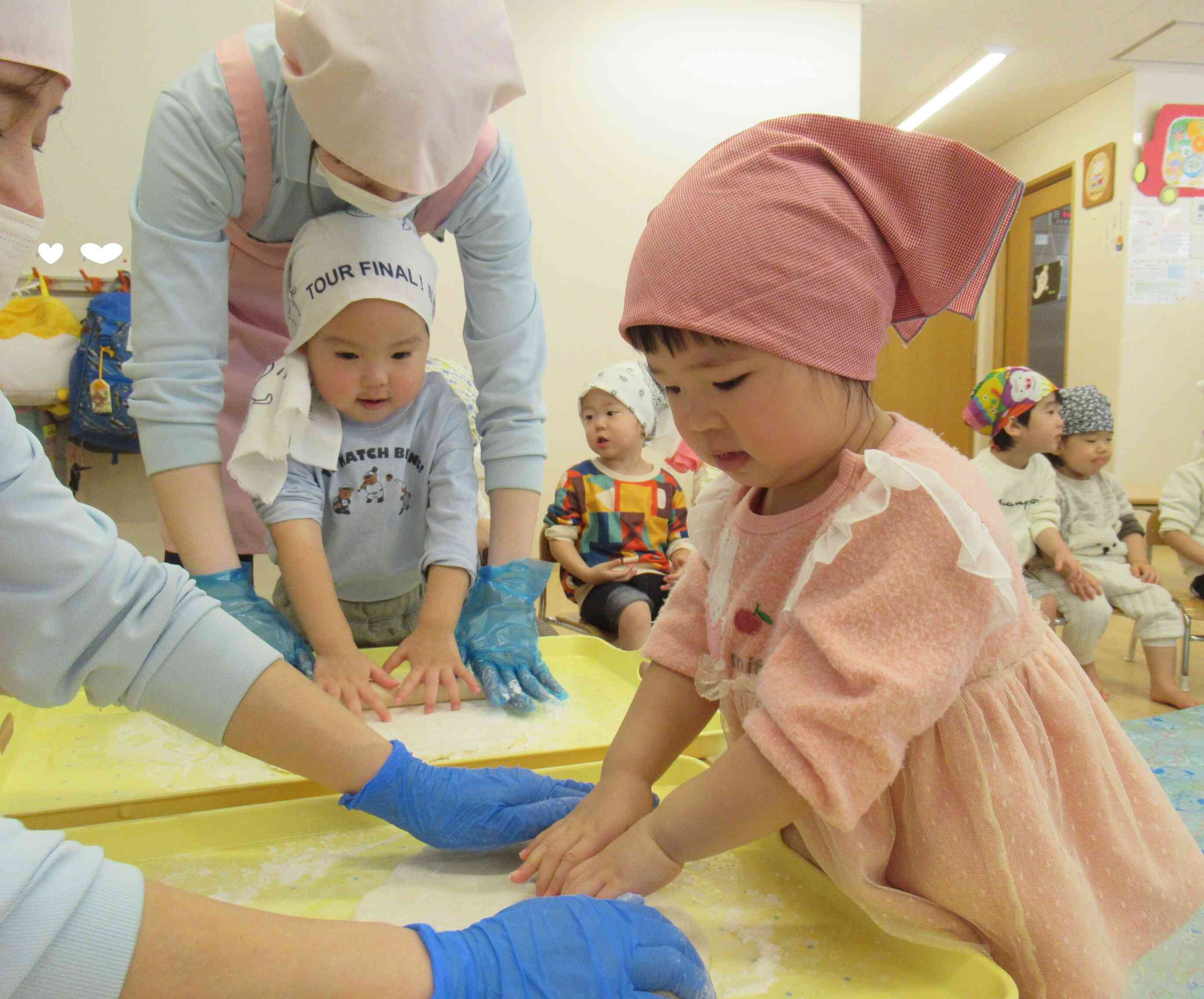 麺棒をつかってのばしてのばして。