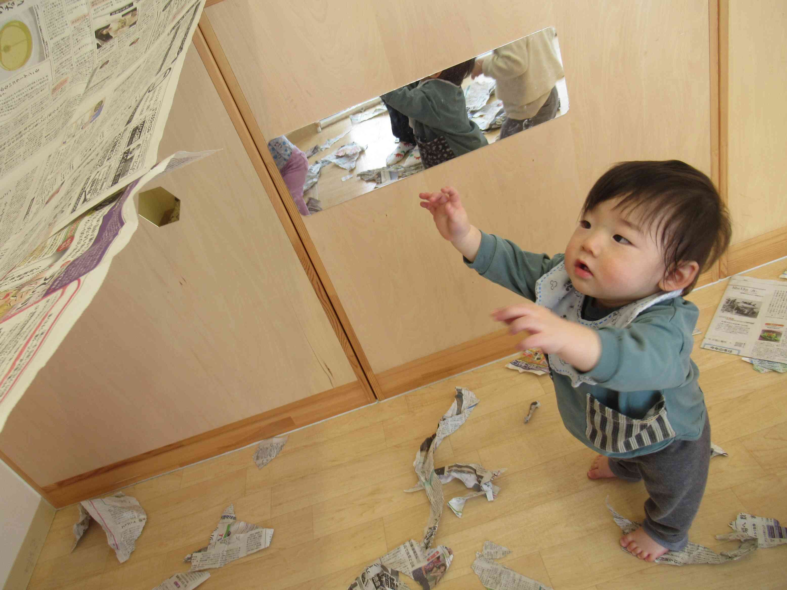 ひよこ組さんの新聞紙遊び