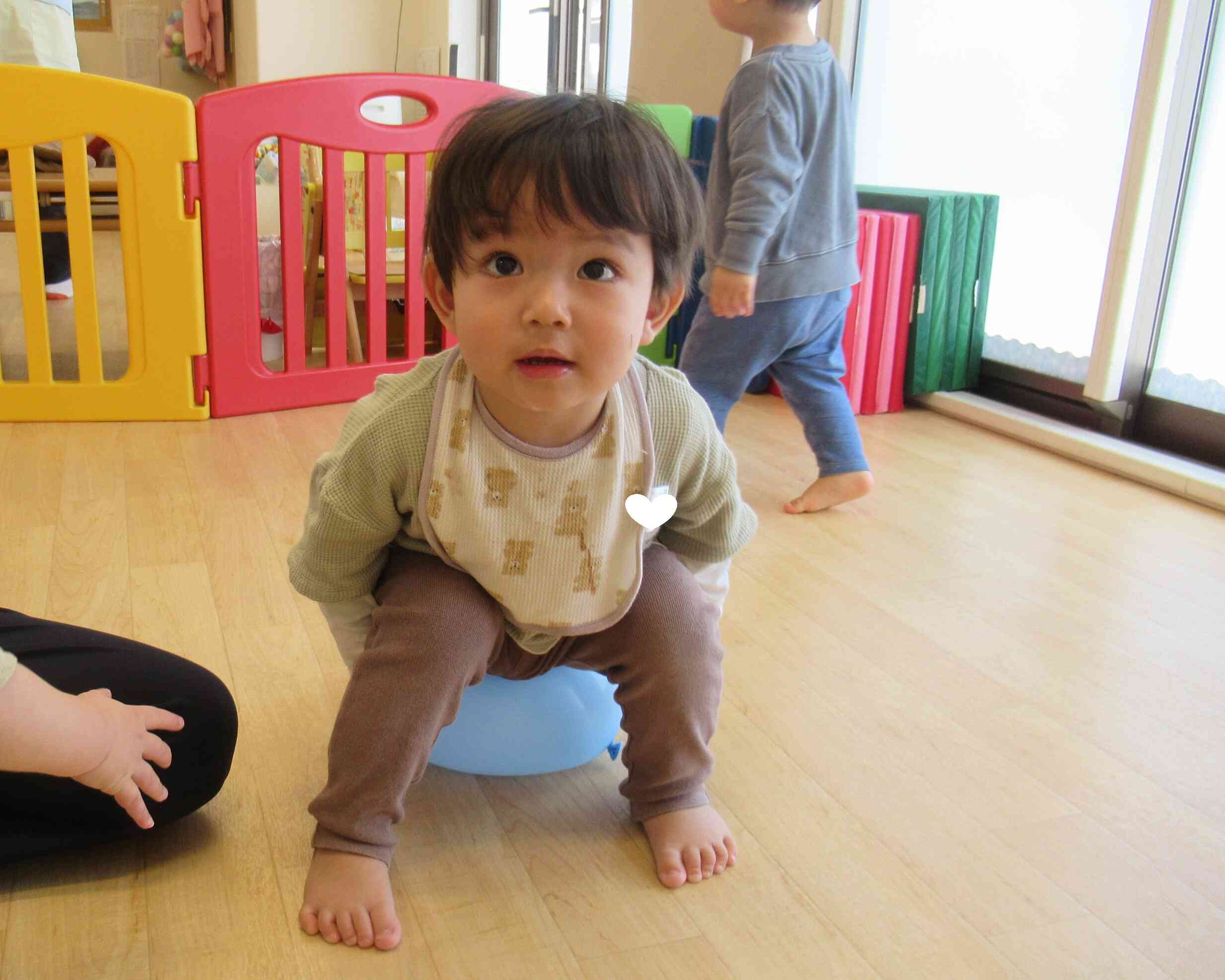 ひよこ組さんの風船あそび