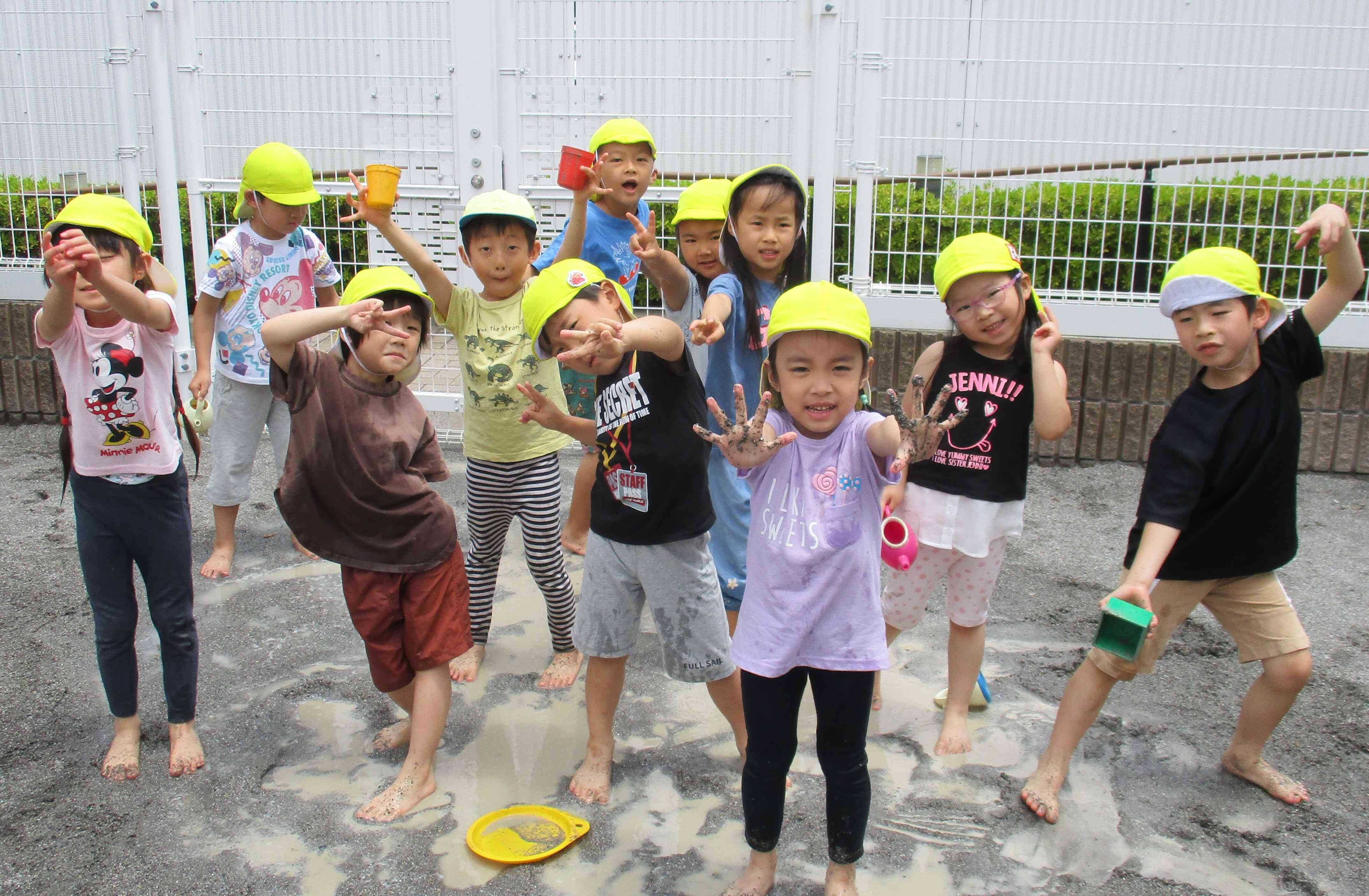 泥んこ遊び気持ちいいね！～きりん組～｜ニチイキッズわらび保育園