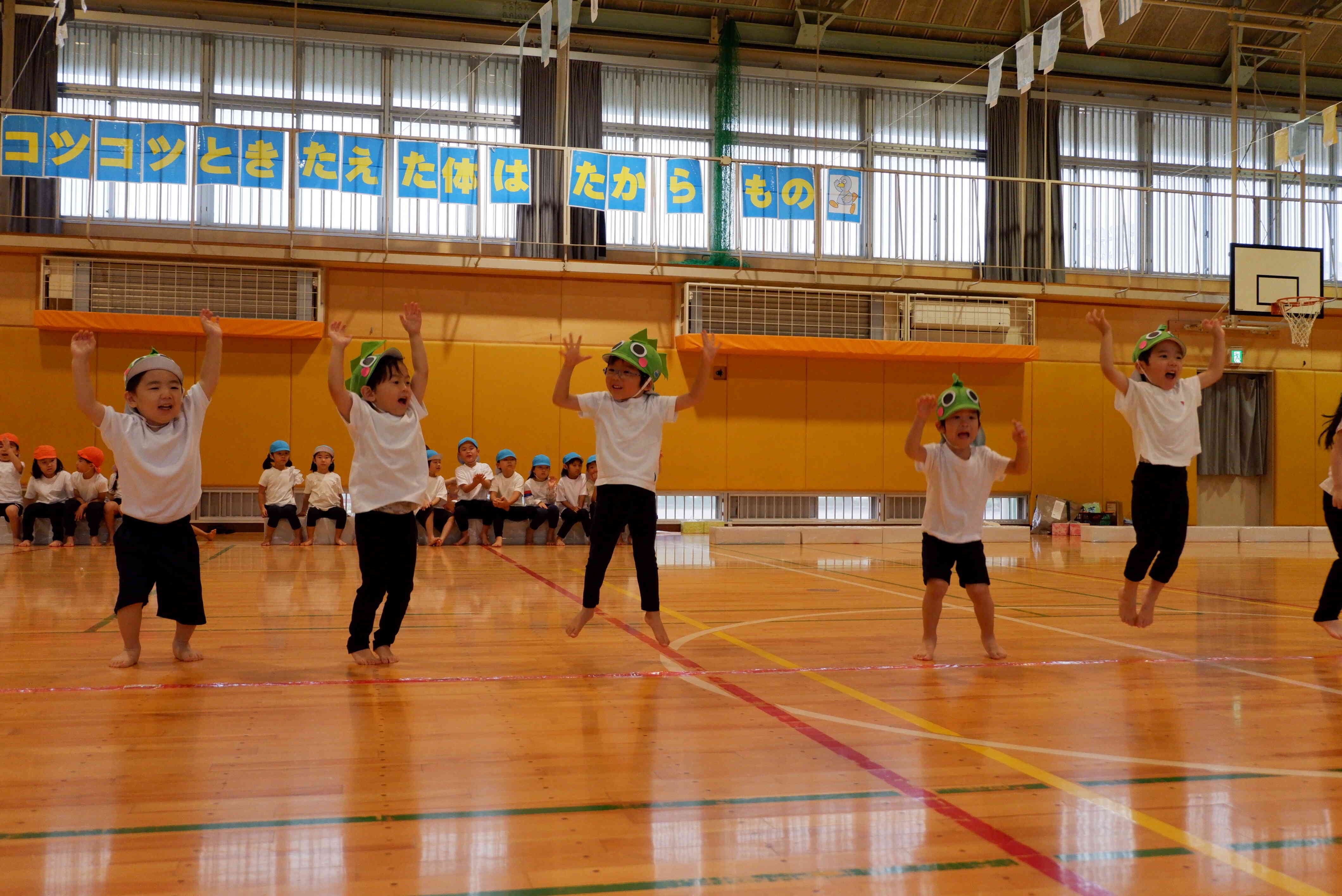 怪獣になりきって元気よくジャンプ！！