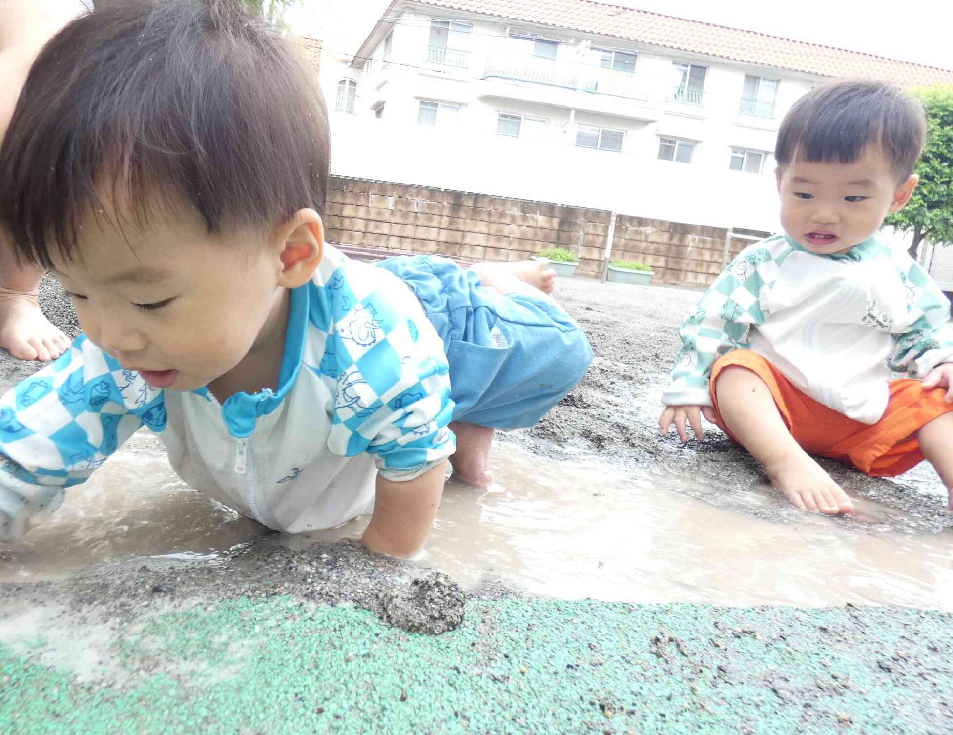 初めての泥んこ遊び～０歳児ひよこ組～