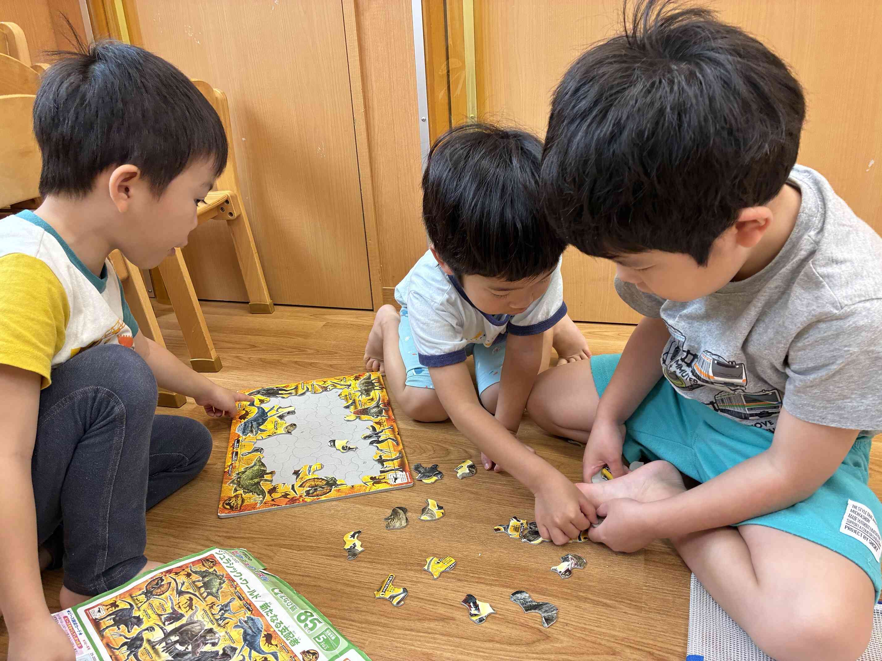 お友達と協力して完成させています！