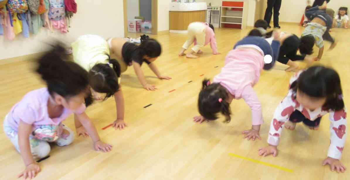 「かえるのうた」に合わせてジャンプ！躍動感満載ですね。