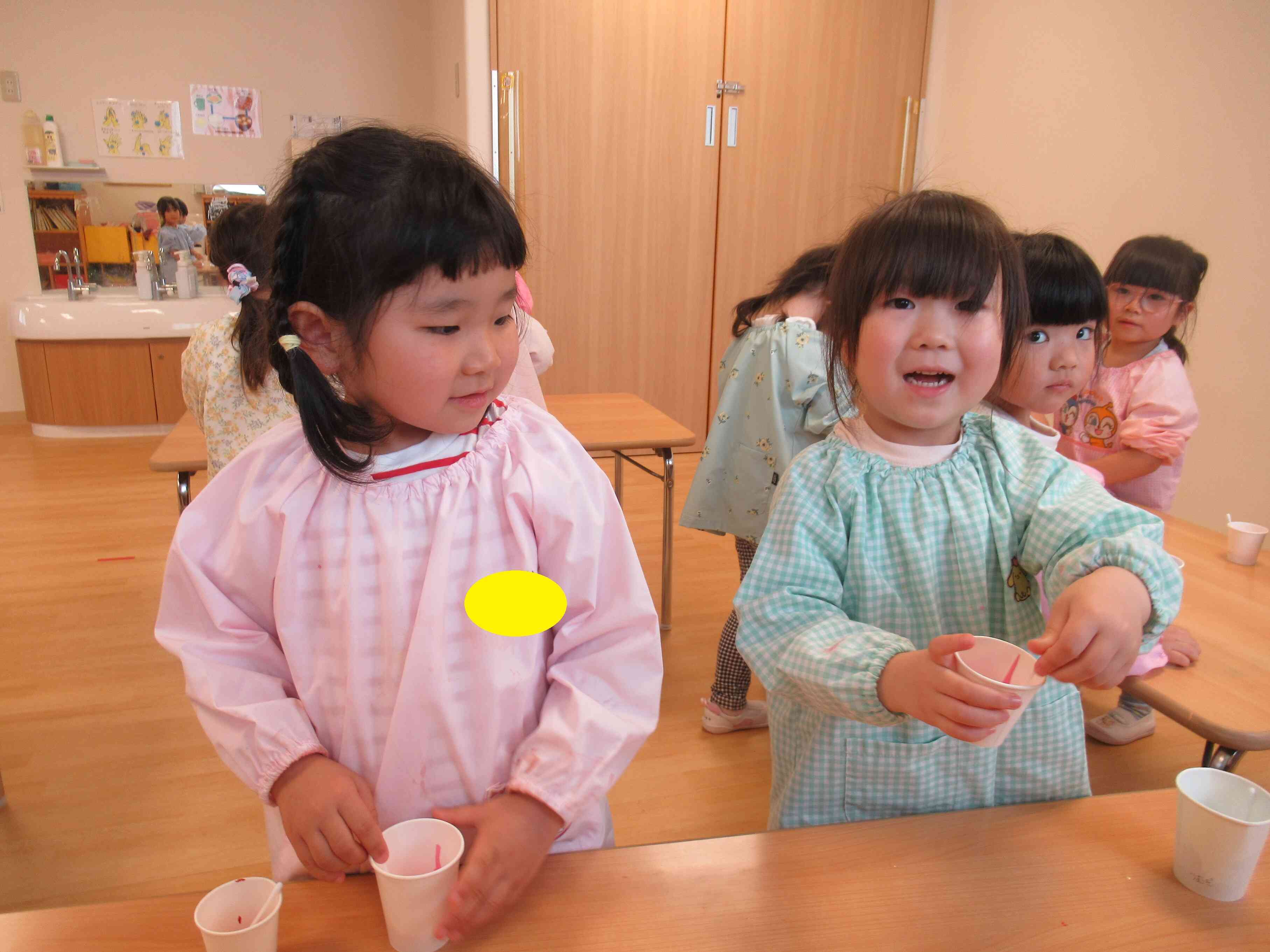洗濯のりと絵の具を混ぜ混ぜ