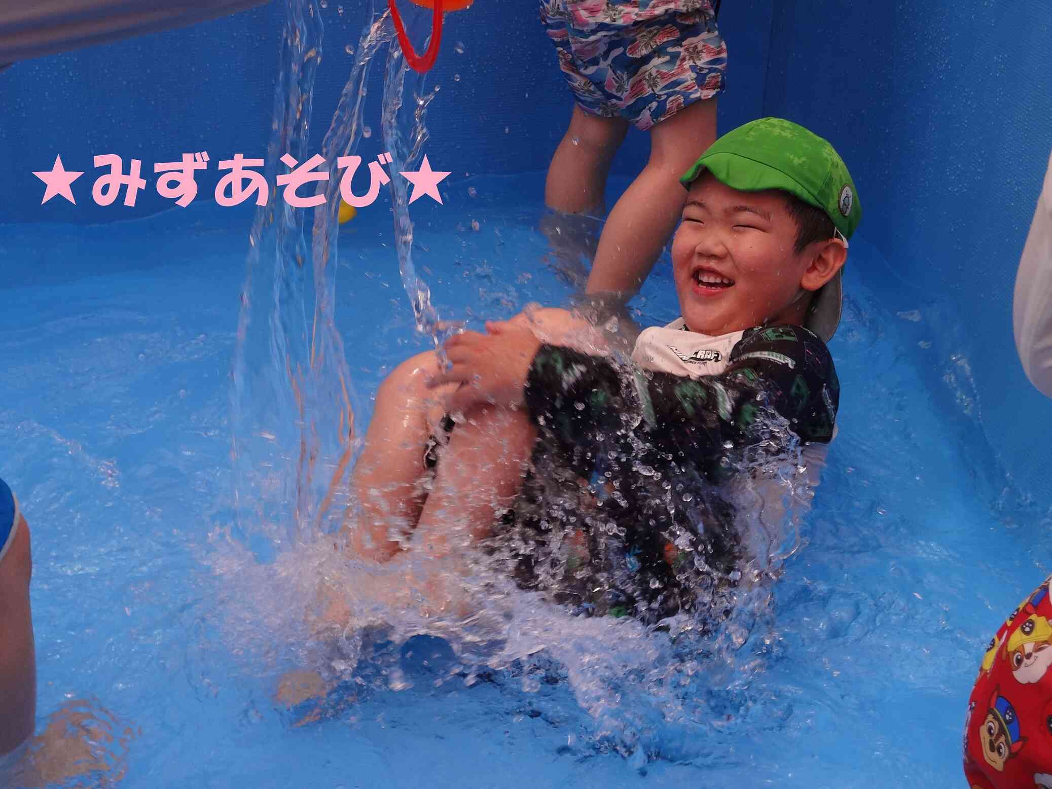 気持ちいいね！大好き水遊び！