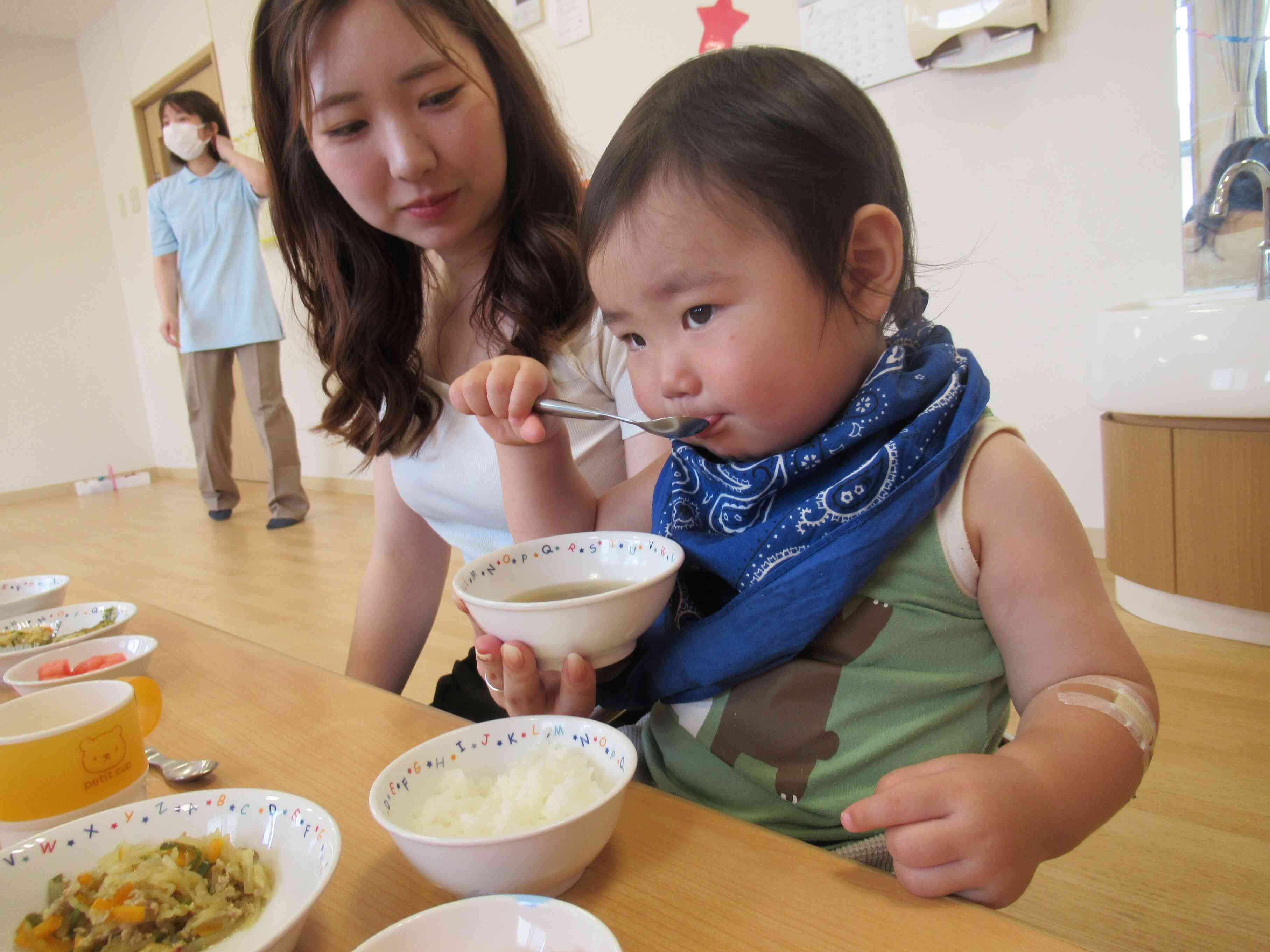 お母さんと一緒に食べる給食はおいしいな～！