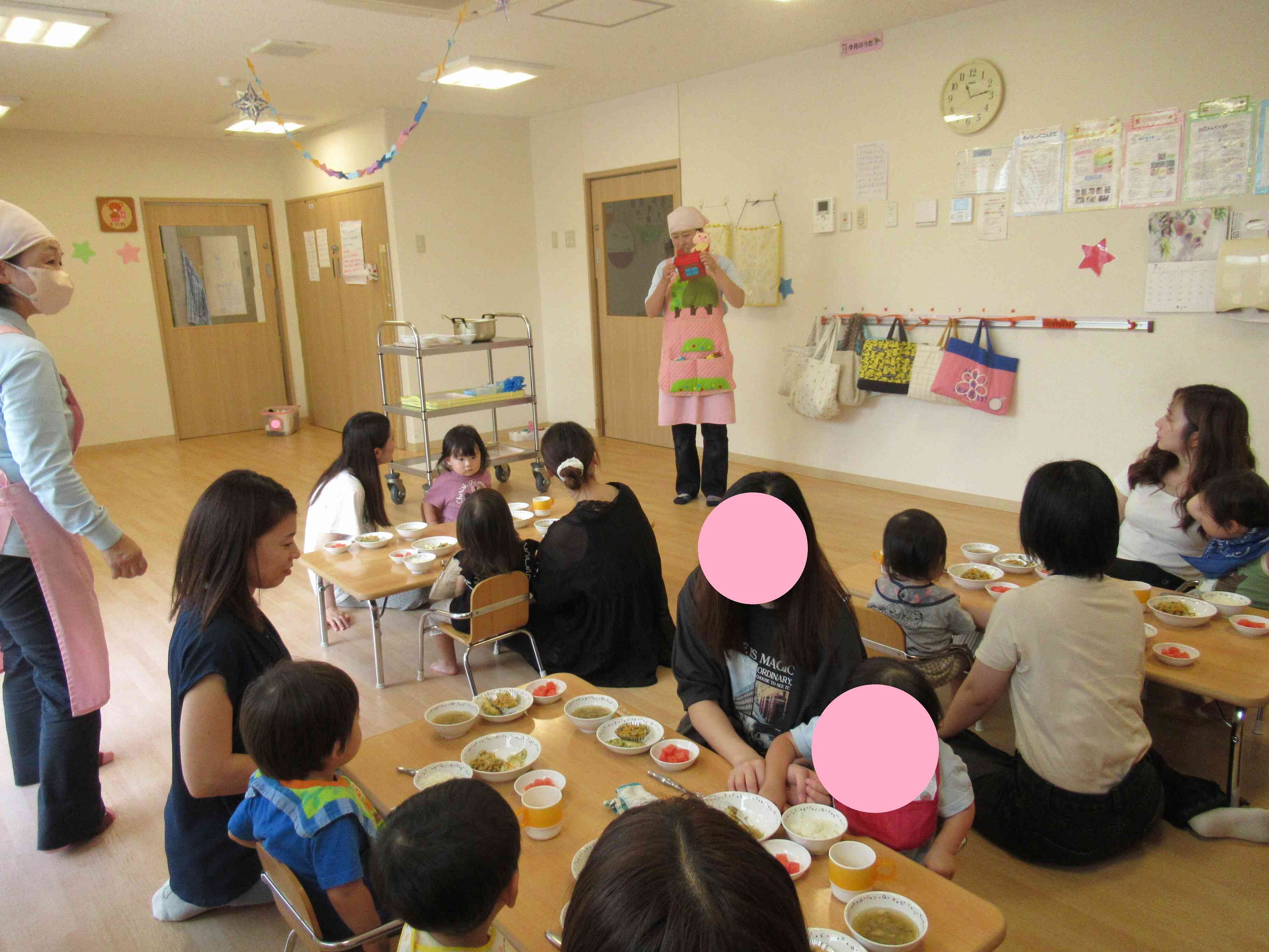 給食の前にみんなで「三匹のコブタ」のエプロンシアターを見ました！