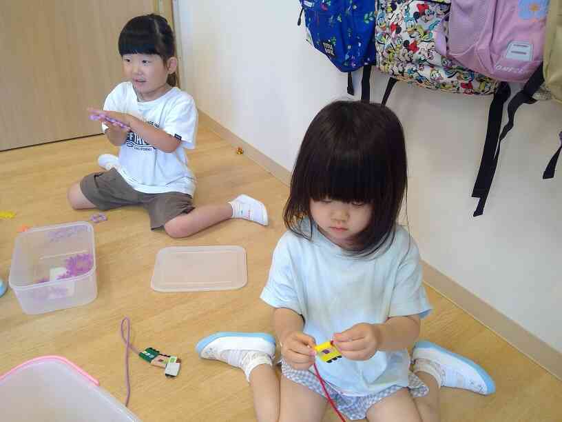 プールの後は、ひも通しにパズル。夢中になって遊んでいます。