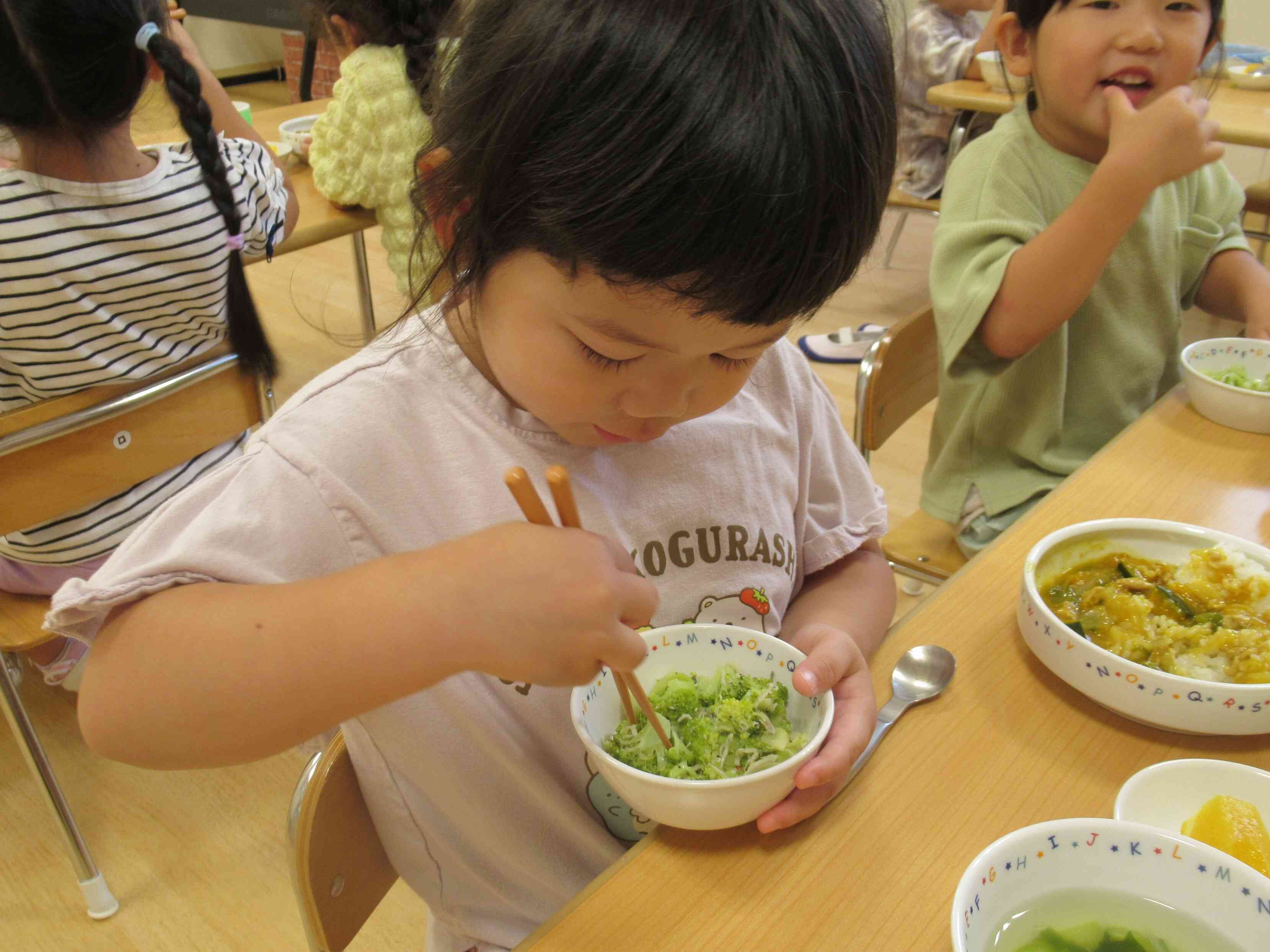 箸を使って給食を食べたよ！
