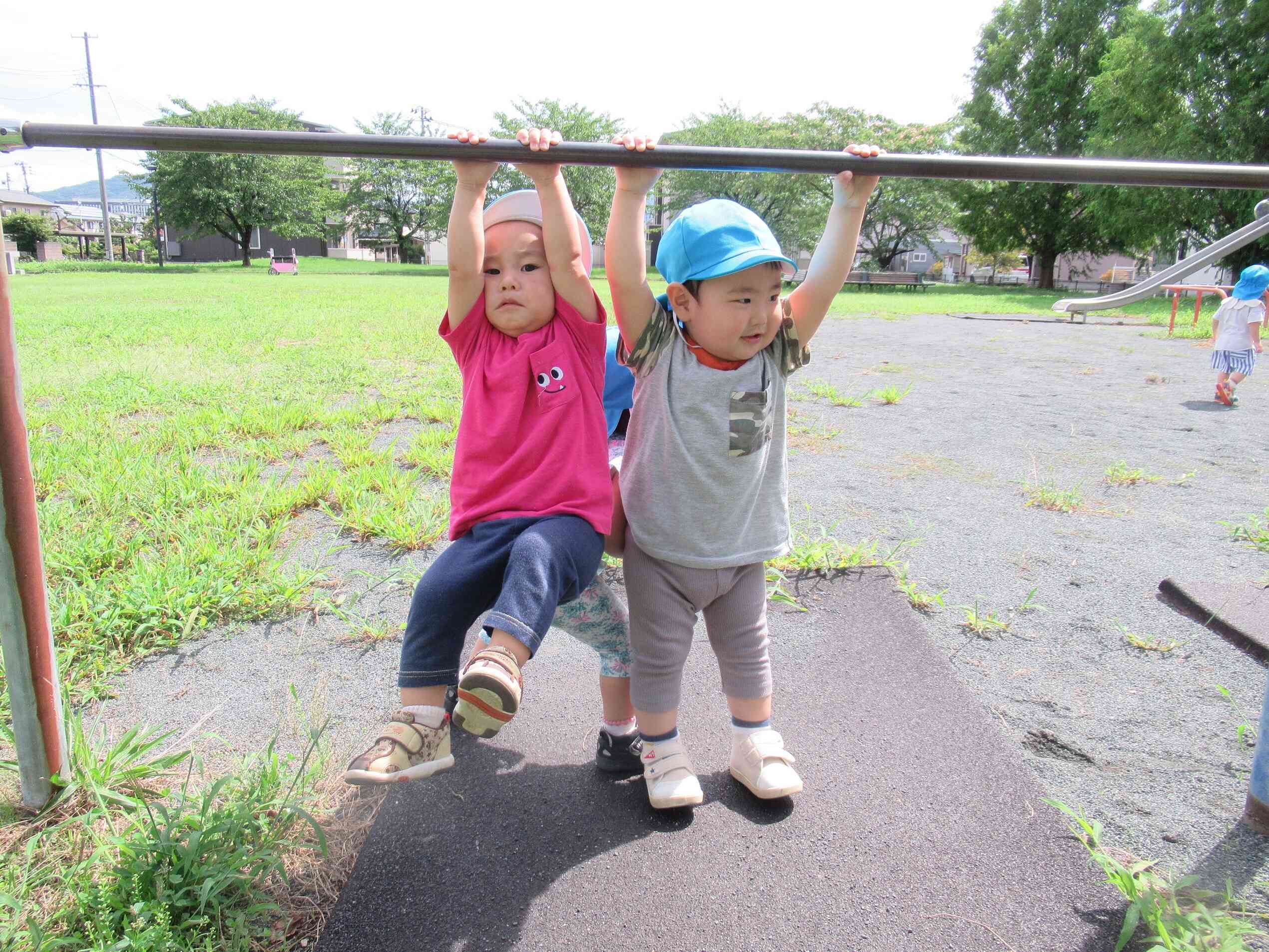 鉄棒だってぶら下がれちゃう！