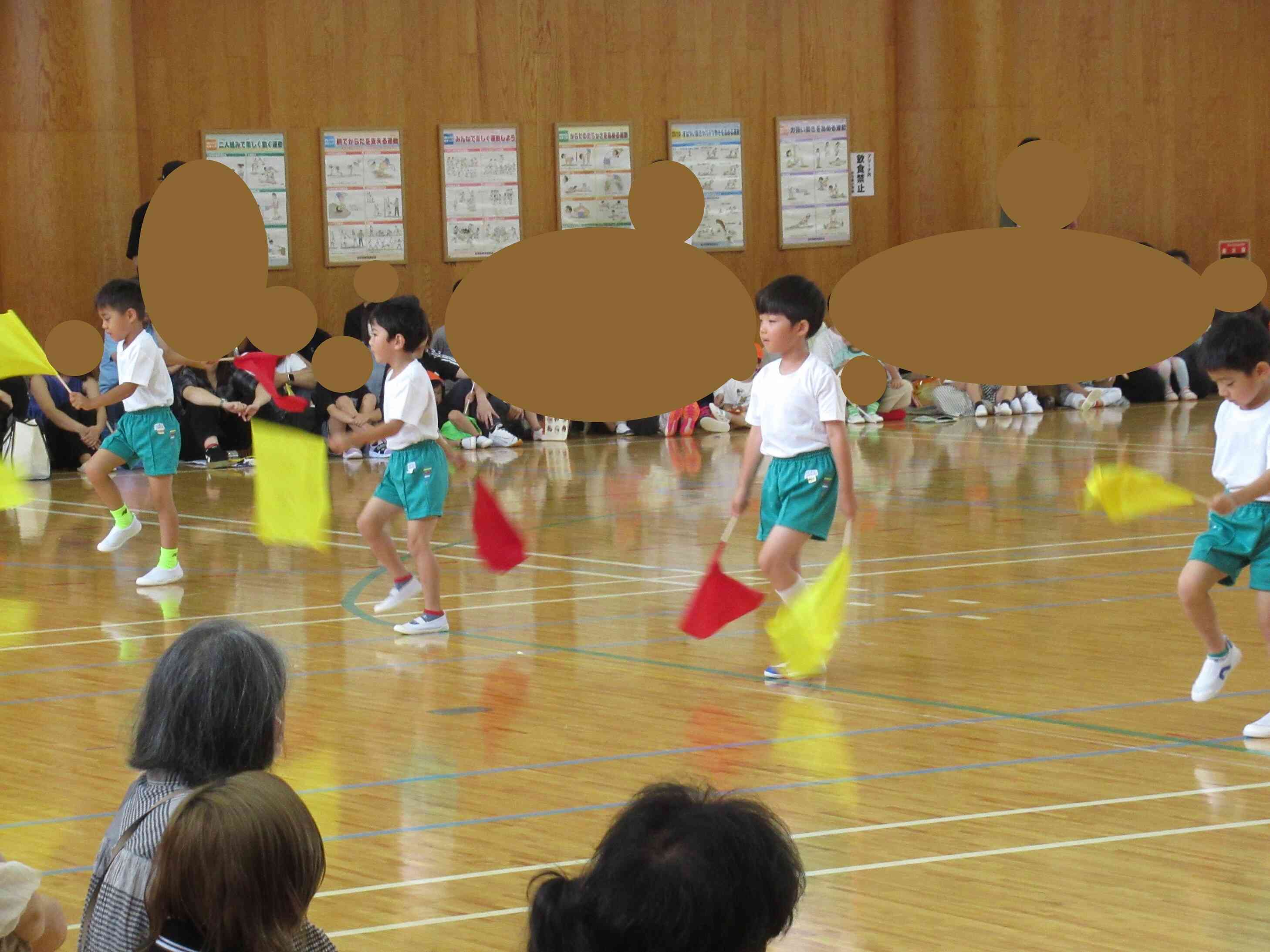オープニングは、旗を使って踊ったよ！