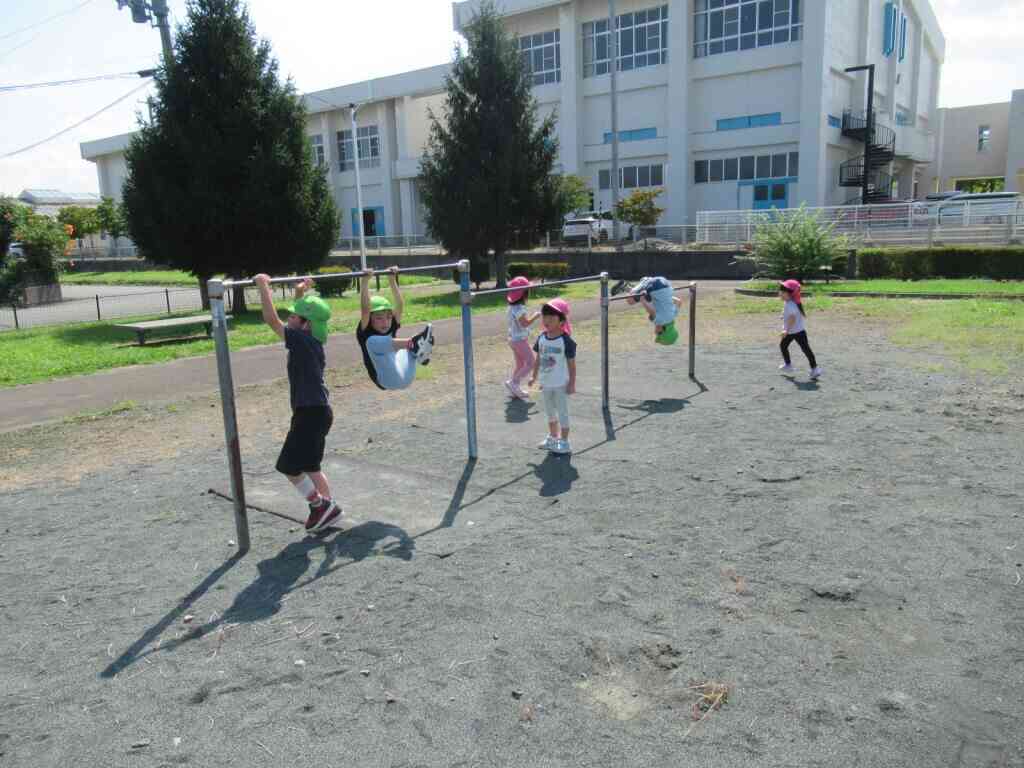 大きな鉄棒にも挑戦!