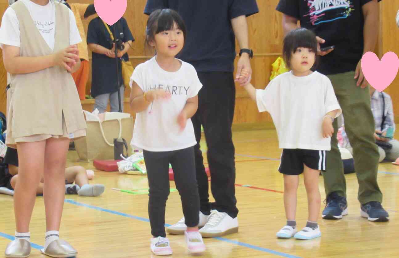 最後は「さんさおどり」腕に鈴をつけてお家の人と一緒に踊りました。