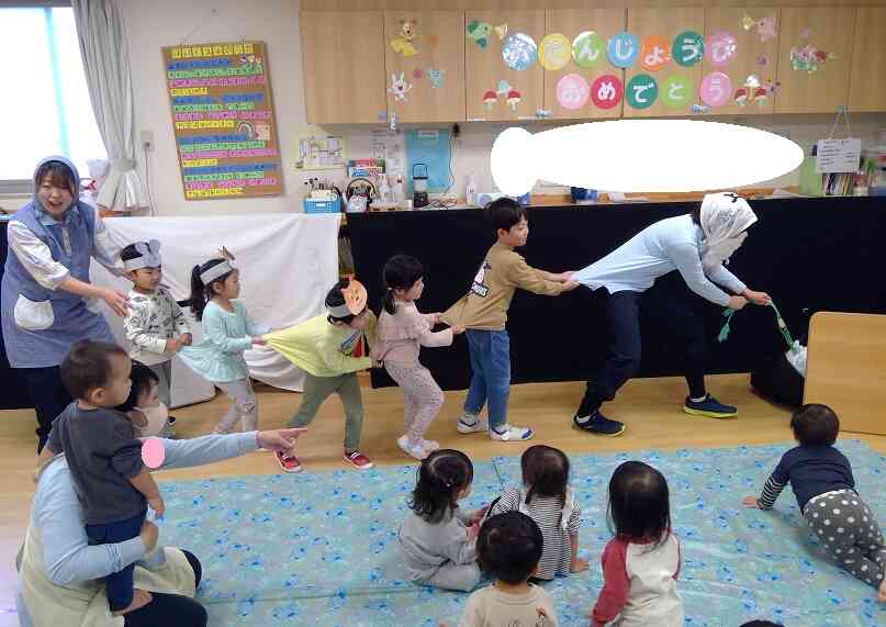 お楽しみは、おおきなかぶの劇。お誕生日のお友だちも出演しました。