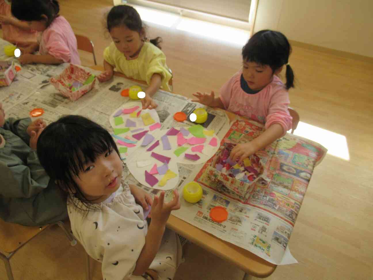 「どう？きれいなちょうちょのはねだよ」