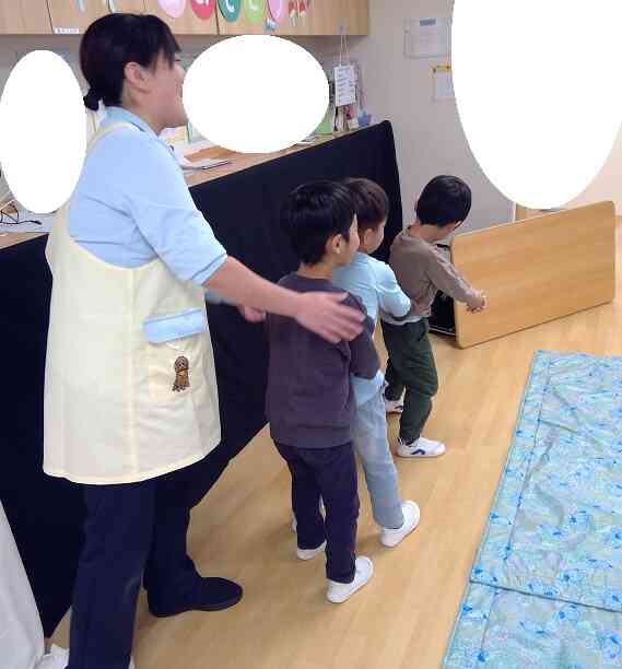 実はおおきなかぶの劇の前に、皆でかぶの歌を歌ってみました。