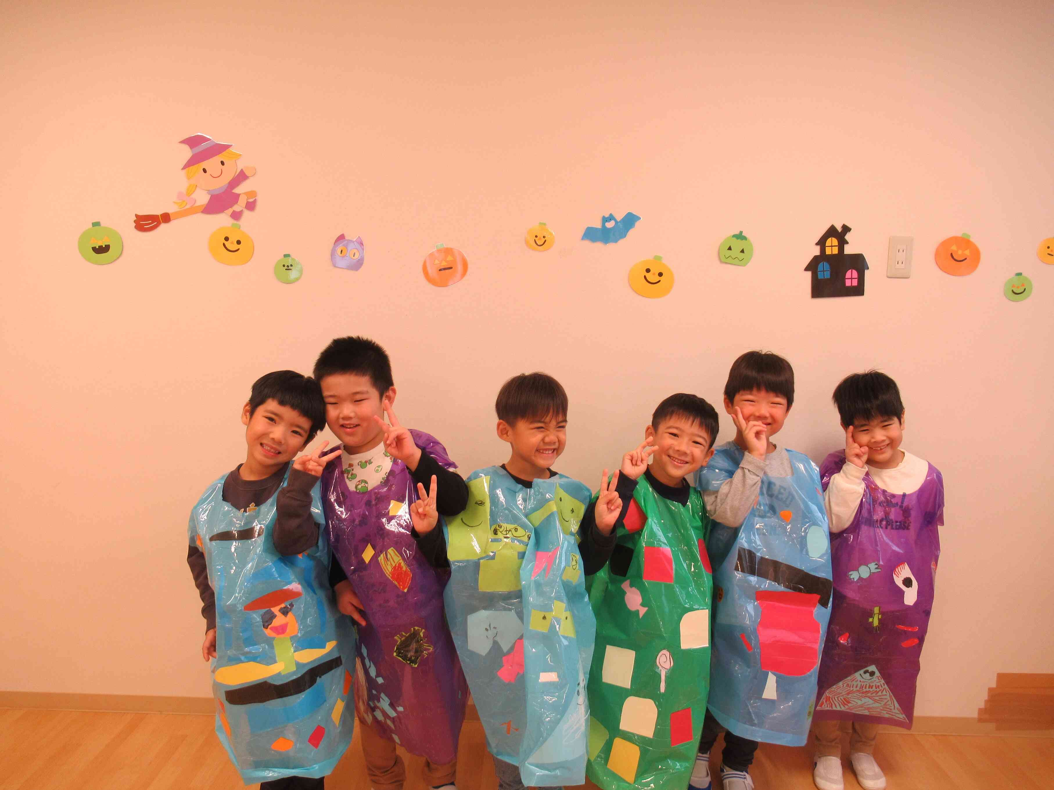 きりん組は思い思いに服のデザインをして自分だけのおばけに変身