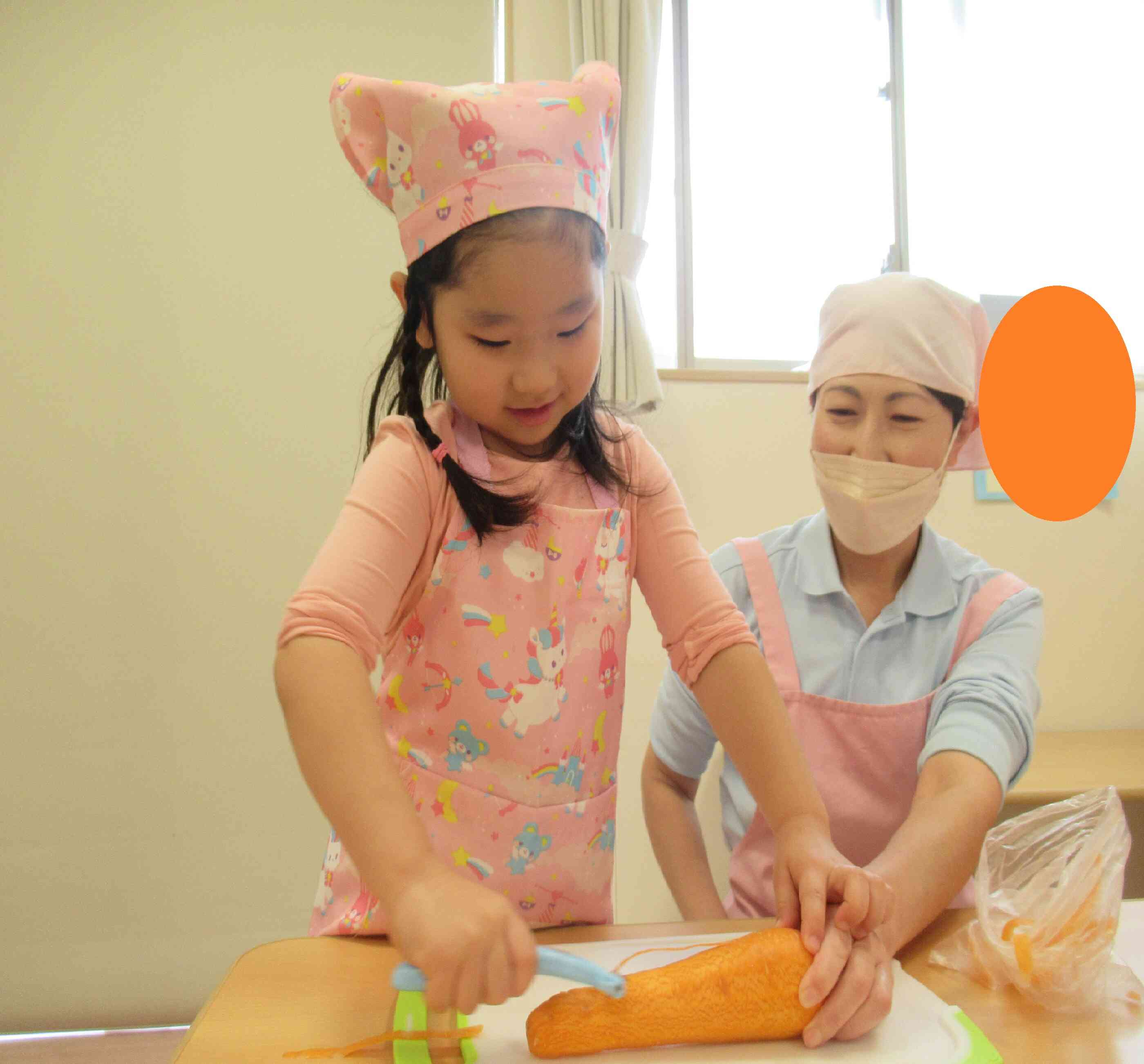 ドキドキ、人参の皮むき頑張るぞ！