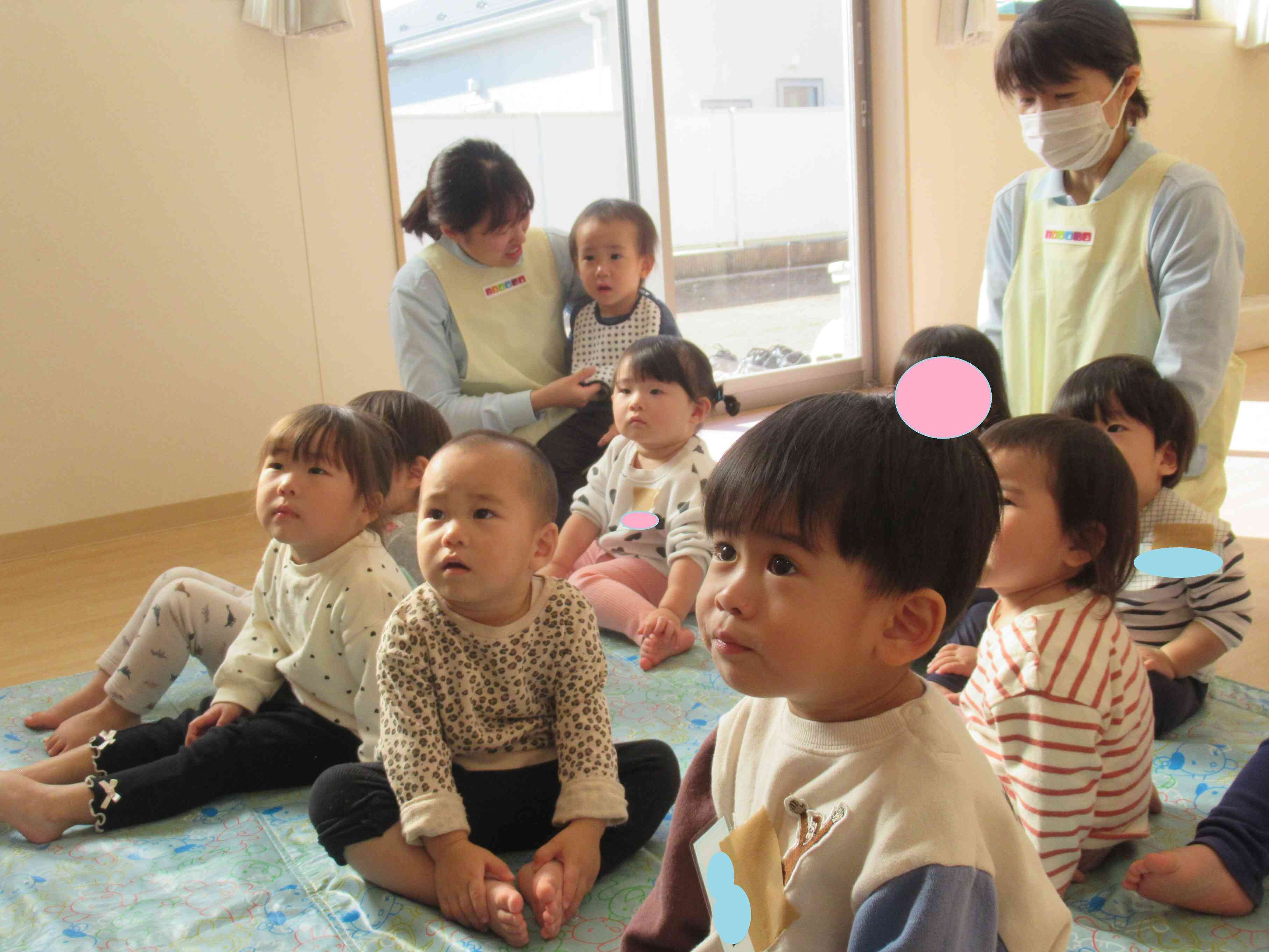 集中した様子で英語レッスンに参加しています