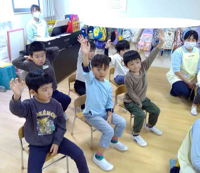 お誕生日のお友だちに聞きたいことある人～？　は～い！