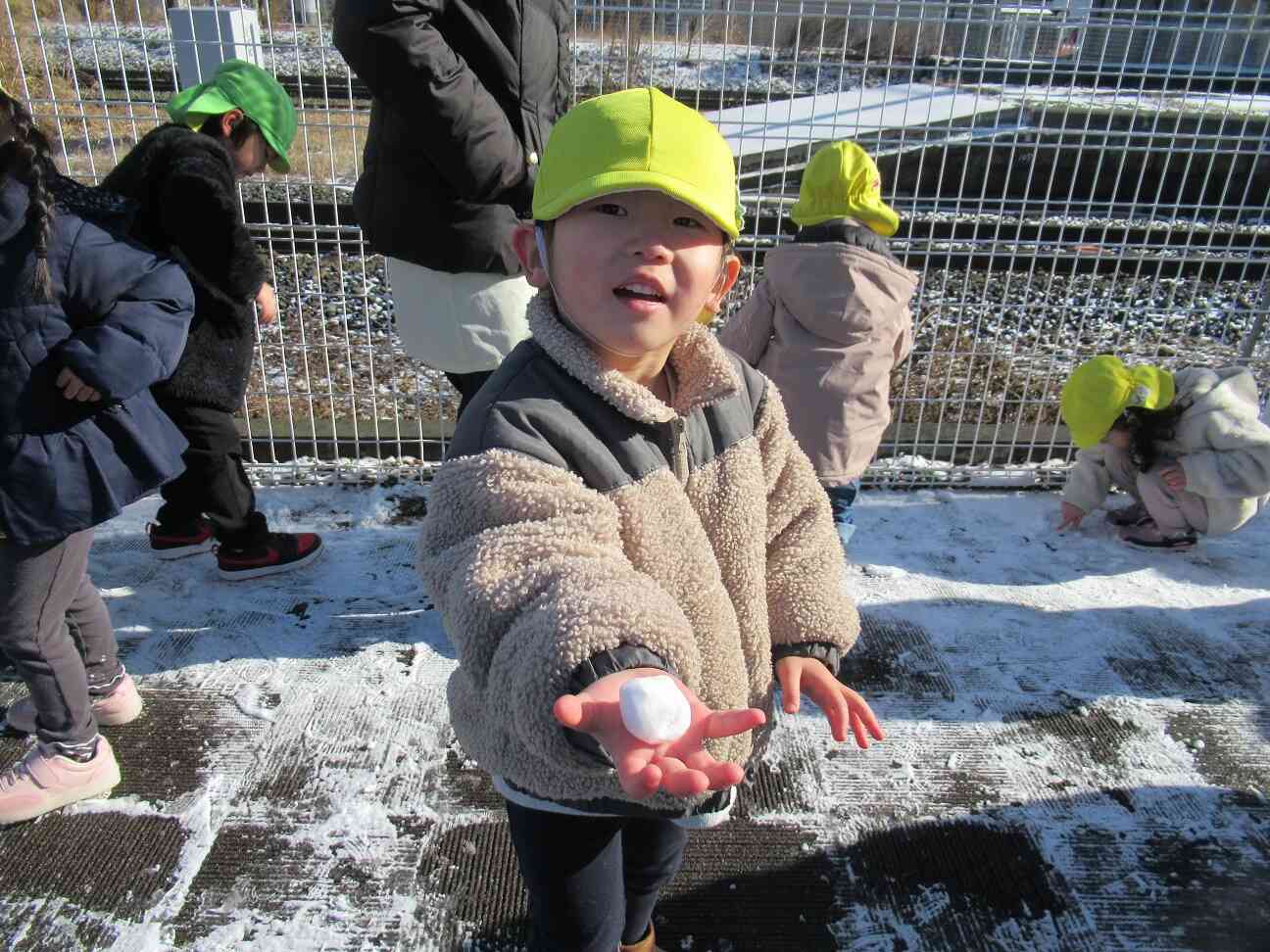 みてみて雪のお団子!