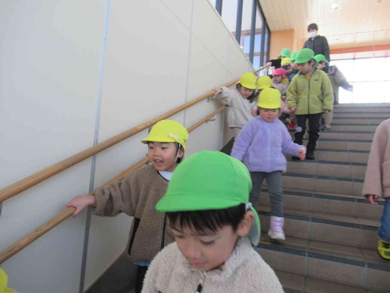 階段を降りるよ。ゆっくりね。