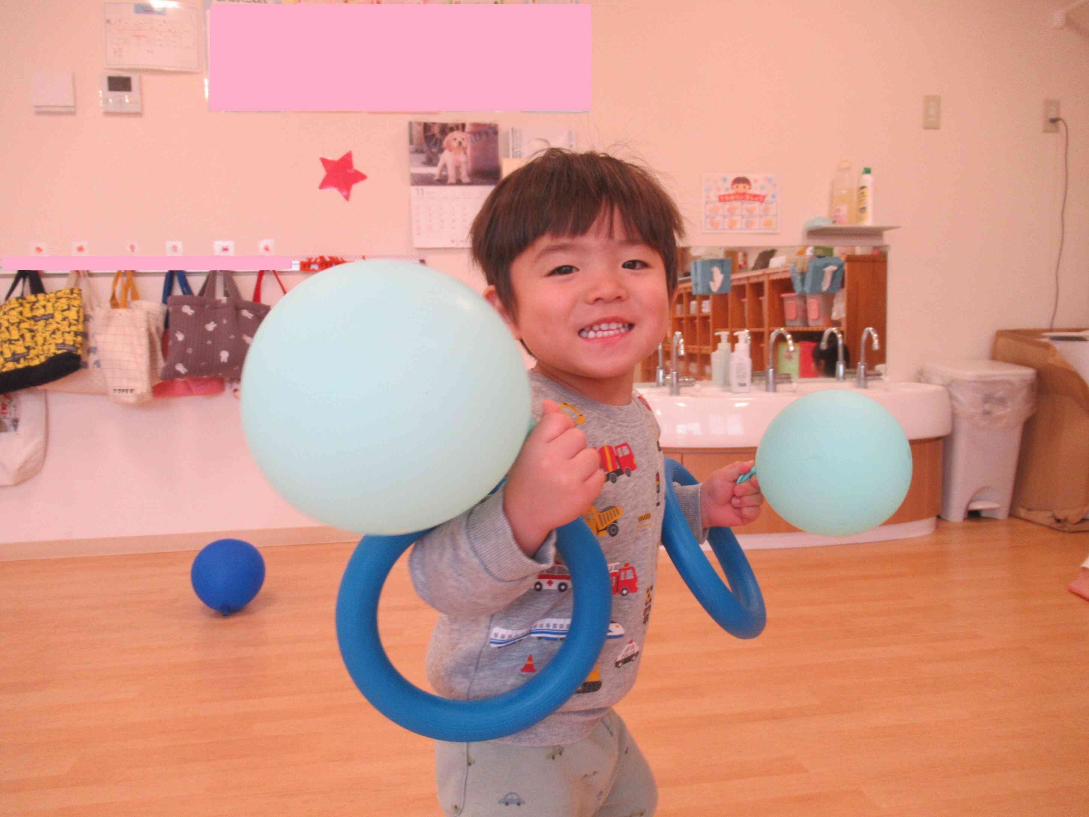 「みて！たくさん持てたよ！」