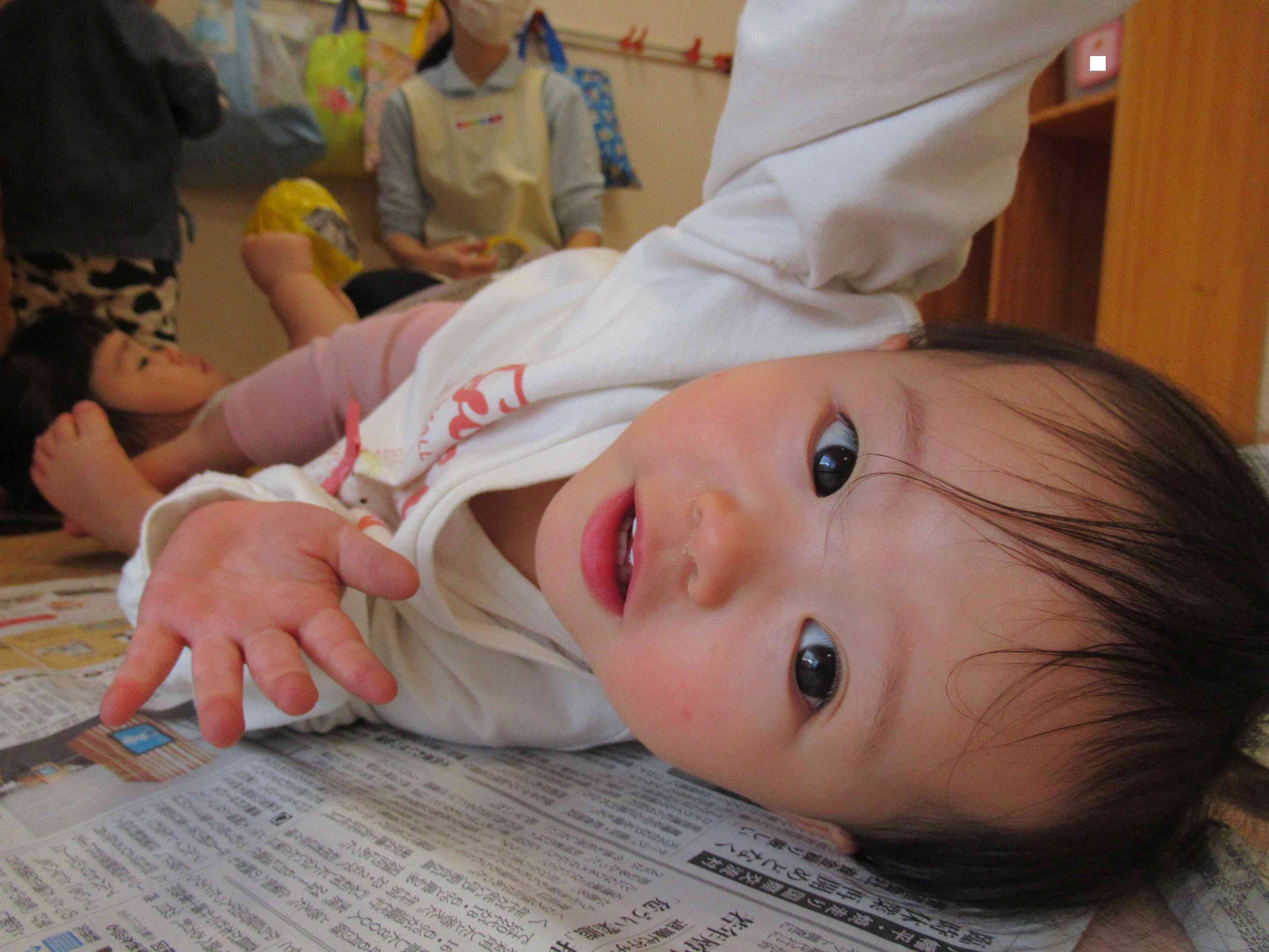 新聞紙のお布団にごろ～ん