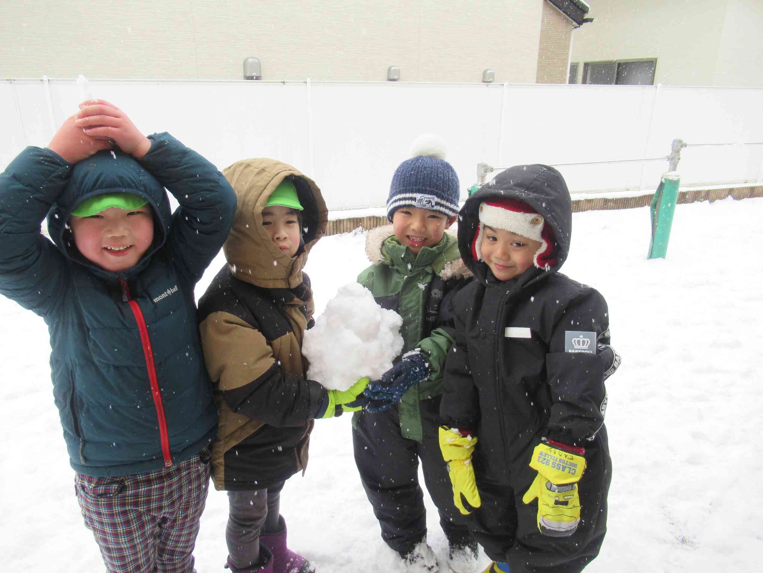 今年初めての雪遊び～きりん組～