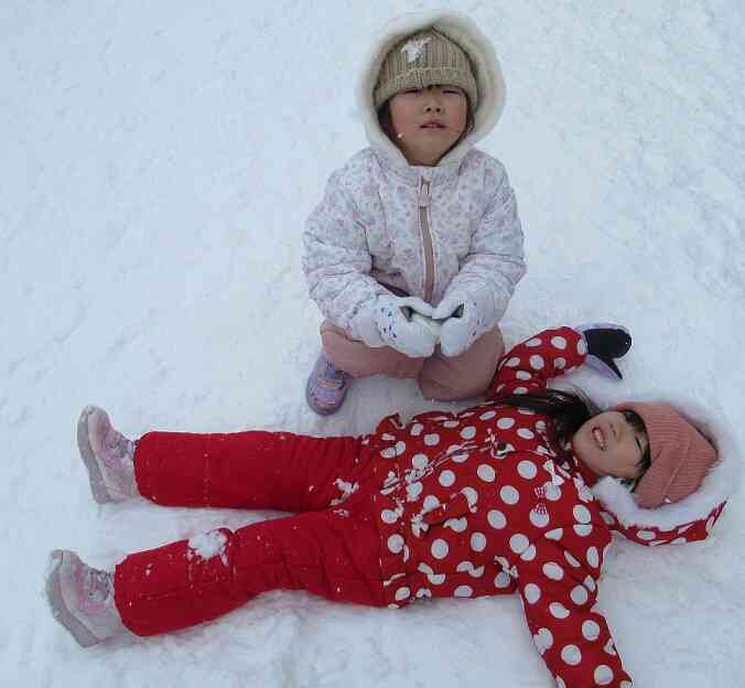 雪のお布団、気持ちいいな～