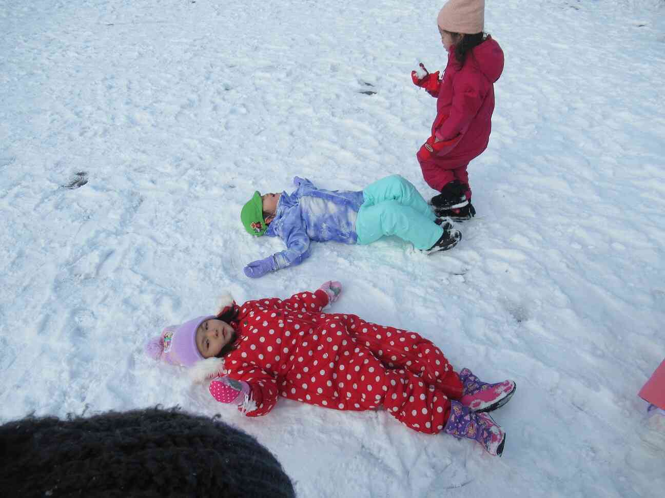 雪の上に寝っ転がると気持ちいいよ。