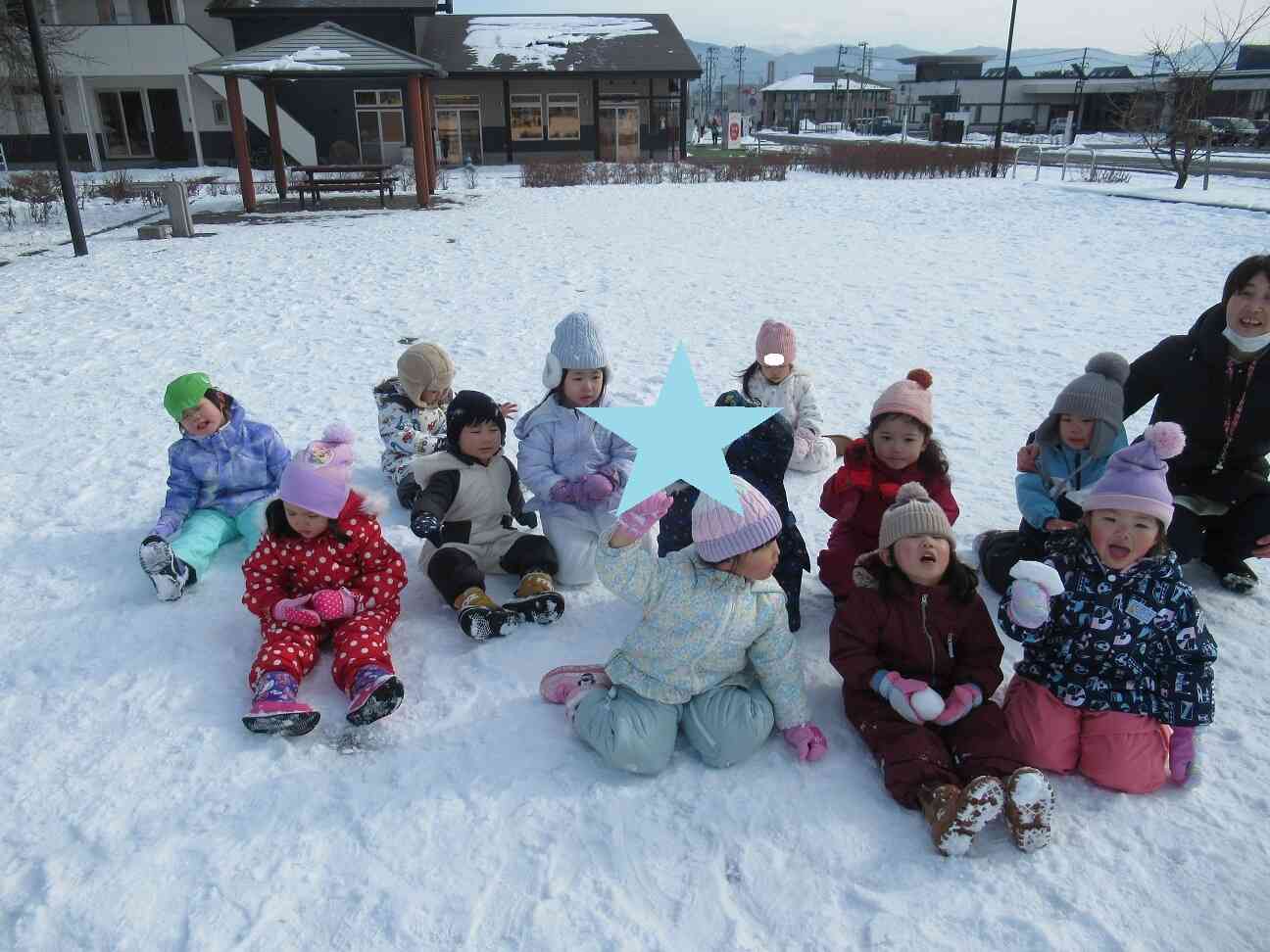 雪遊び出来て嬉しいな。皆でハイポーズ。